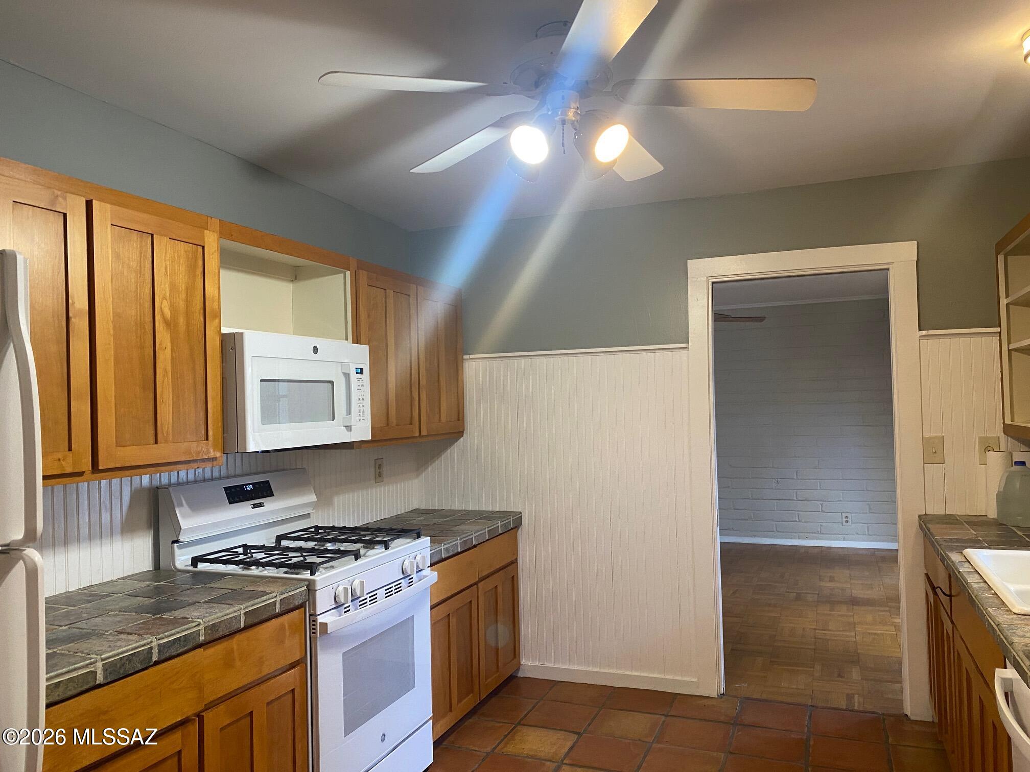 Las Lomitas (1) - Residential Lease