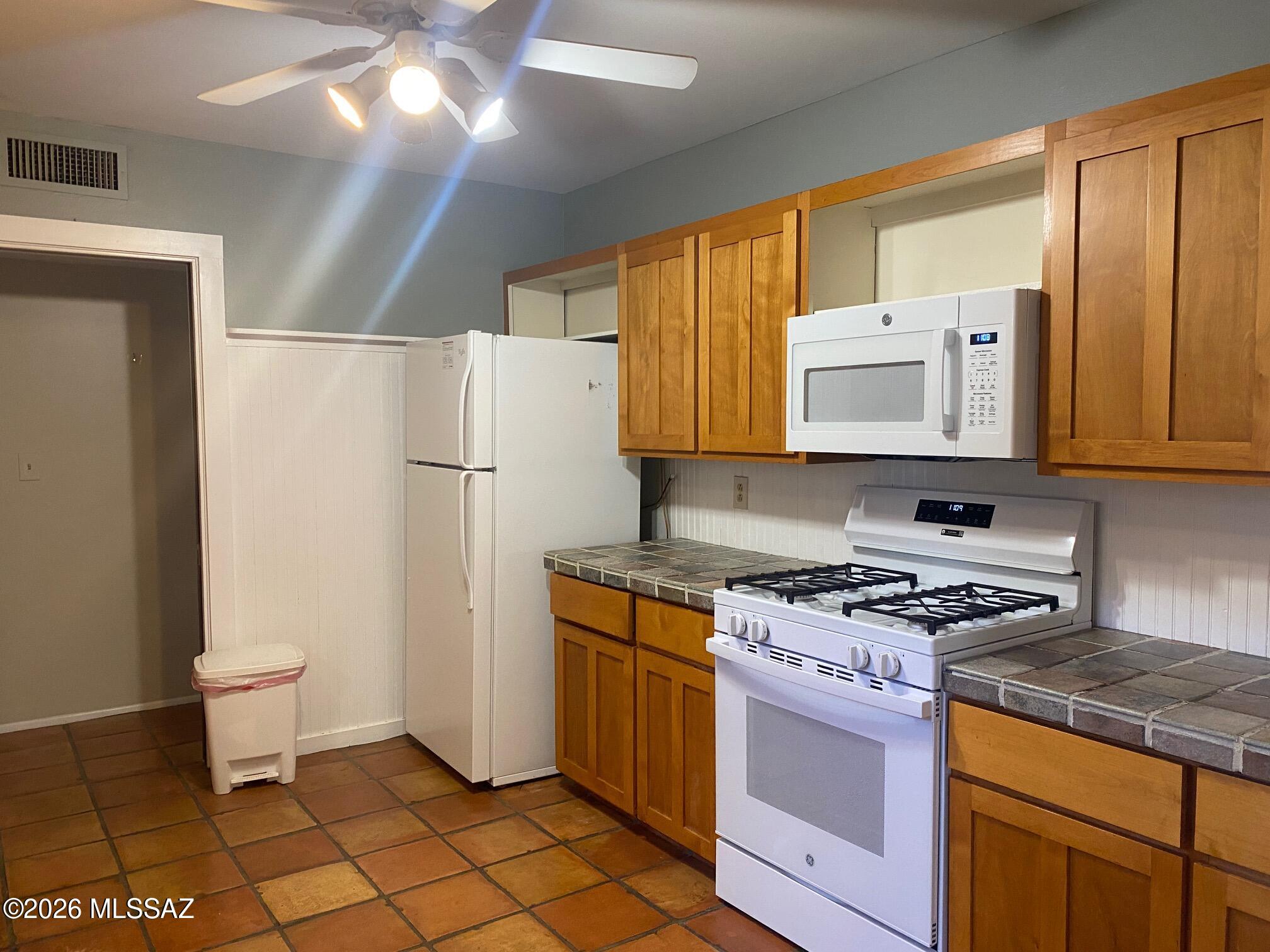 Las Lomitas (1) - Residential Lease