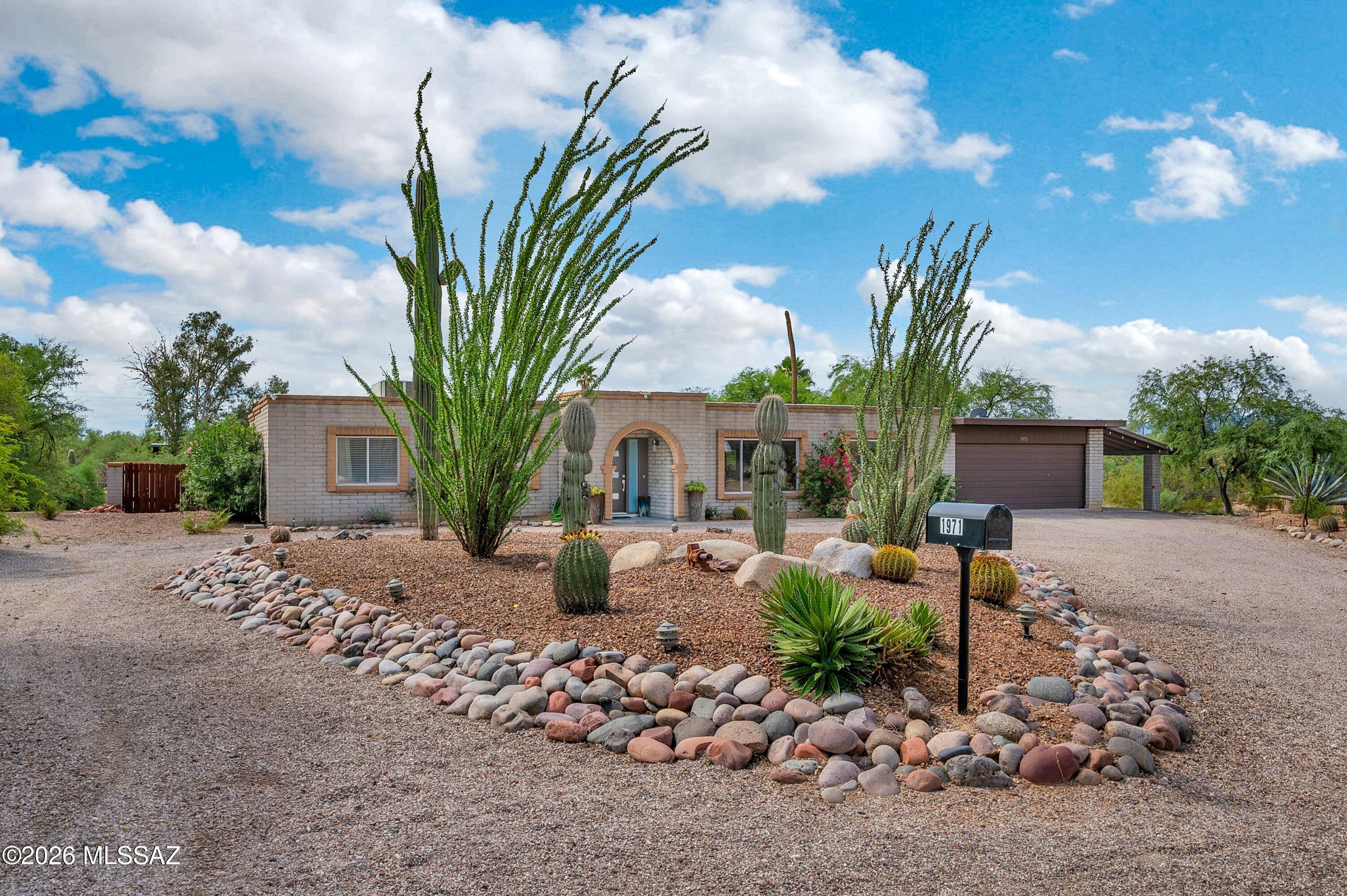 Beautiful spacious property! Sparkling pool, GORGEOUS Kitchen with tons a room to entertain. Upgraded bathrooms. Quiet street that is great for families or people looking a beautiful home to relax. Cozy fireplace, mountain views, full length patio, this house has it all!