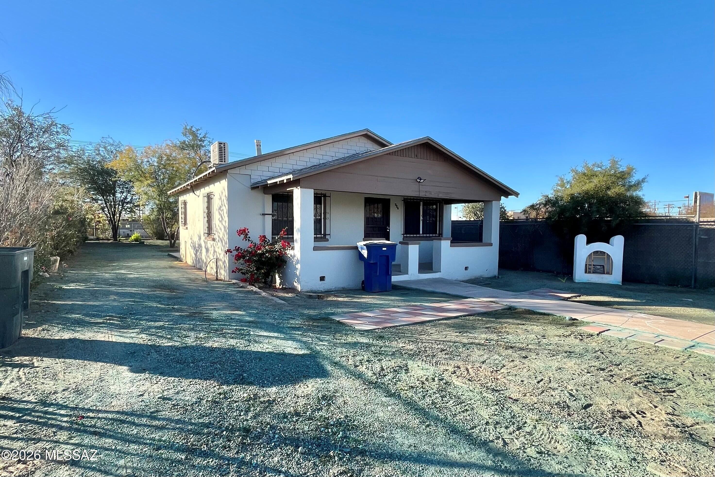Cute 2 bedroom home close to Downtown, shopping, restaurants, fitness Centers and more. Ceramic tile throughout. Large yard.