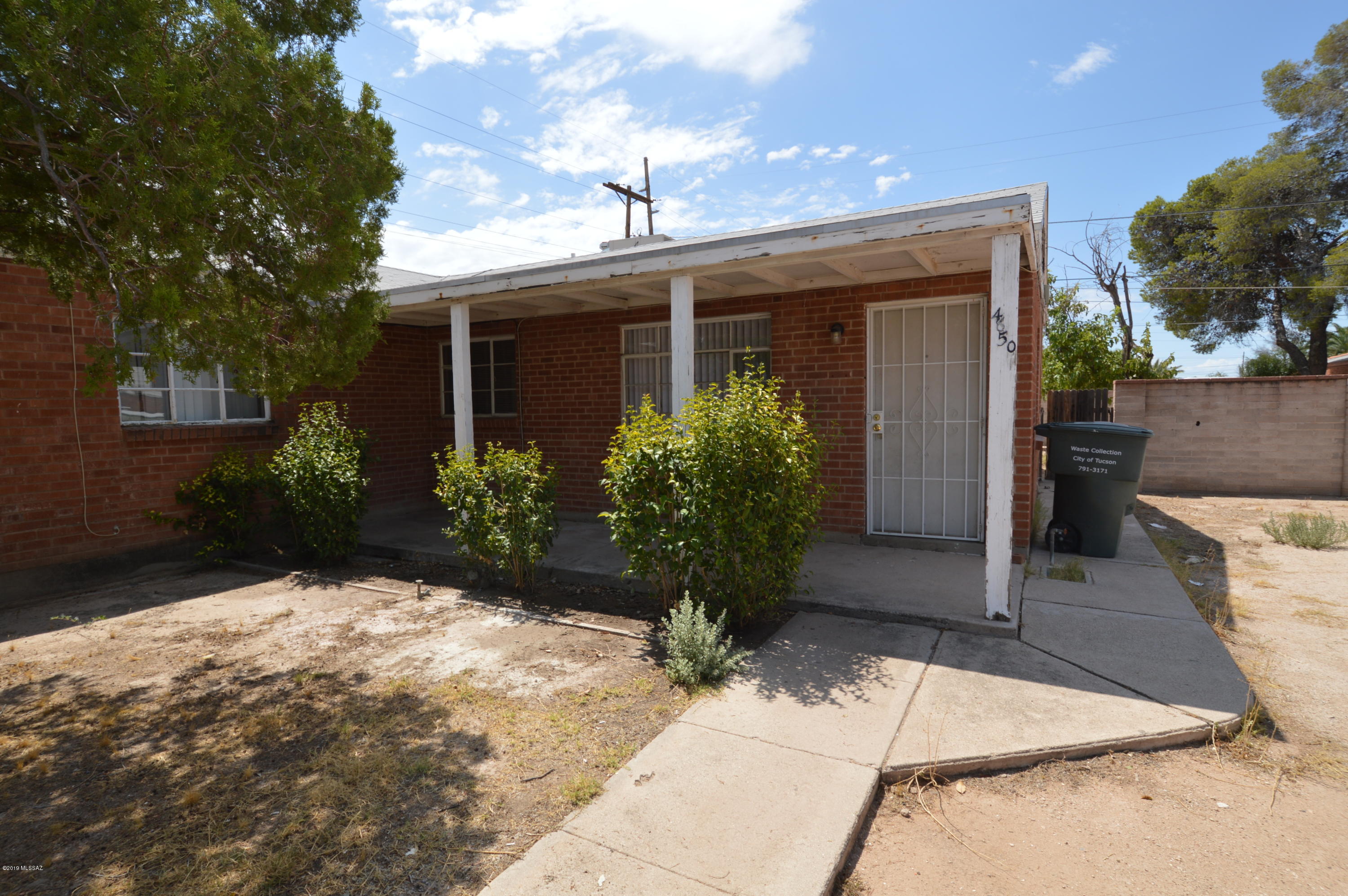 Spacious 3 bedroom with Huge fenced yard and covered patio. Perfect for kids and approved pets. Walk to schools, bus lines and shopping. A/C for maximum comfort! Big bedrooms, nearly 1000 sq ft! Don't miss this one, Call TODAY!!