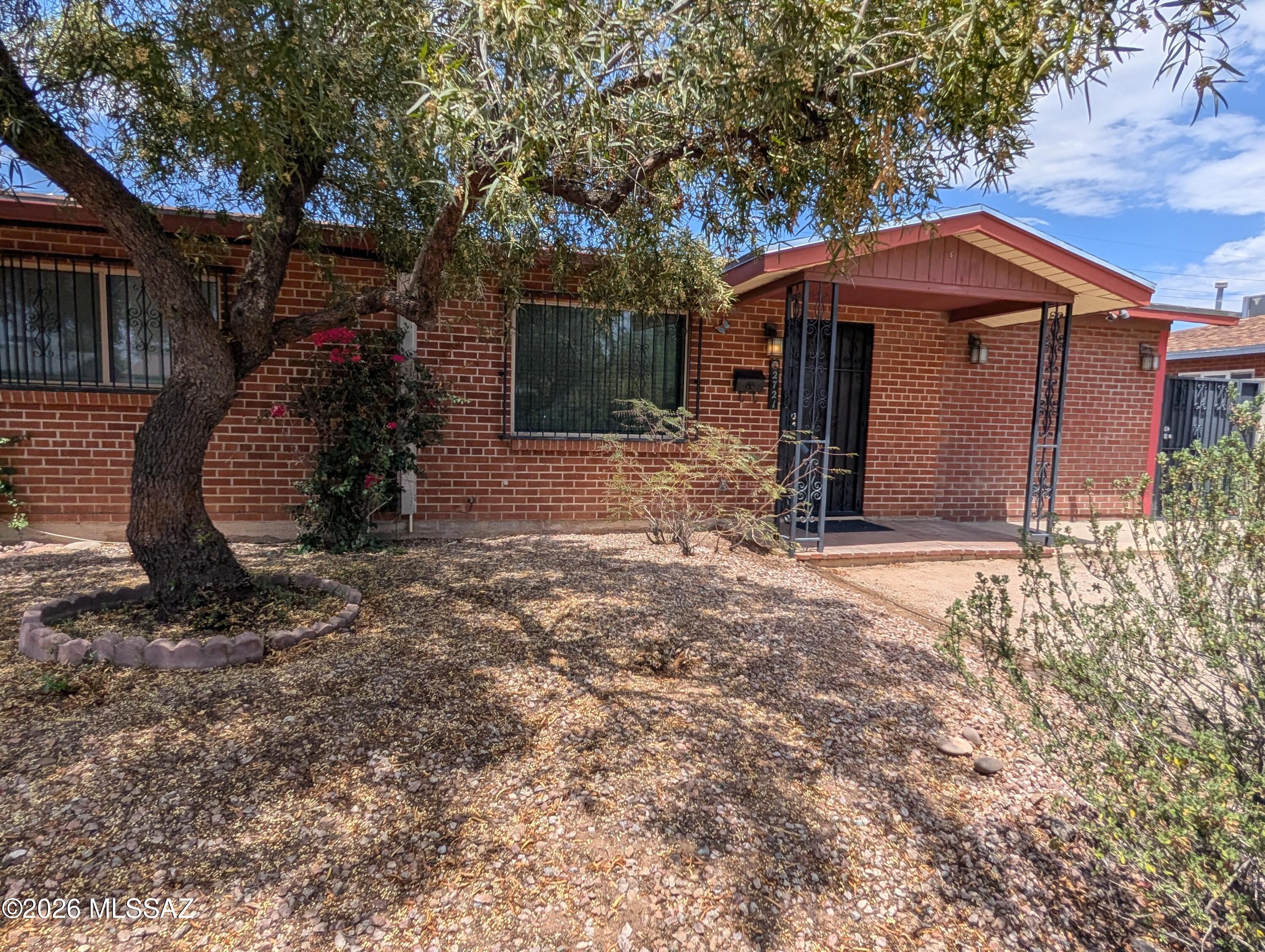 Mid century brick home close to University and Reid Park (golf,zoo,Hi Corbett baseball field). Has a dream garage/workshop with 3 240VAC outlets and AC. 2bd/2ba with new wood-look ceramic tile floors, 5 mini-splits for custom comfort and energy efficiency, gym area/flex space with separate entrance. Custom touches throughout home, barn door pantry, remodeled bathrooms, double gate for alley access to backyard with dog run.