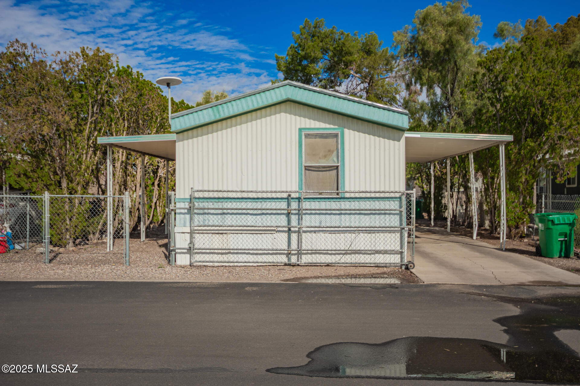 Seize the chance to own this charming mobile home in Plaza Del Sol! Discover an appealing open layout with vaulted ceilings, a soothing palette, blinds, and soft carpeting underfoot. The kitchen comes with flat-panel cabinets and essential built-in appliances for a seamless cooking experience. The cozy main bedroom features a convenient walk-in closet and a private bathroom for added comfort. The Community boasts a lush greenbelt, a playground, a basketball court, tennis/pickleball courts, a recreation center, and a refreshing pool and spa. Don't miss out on this fantastic opportunity!