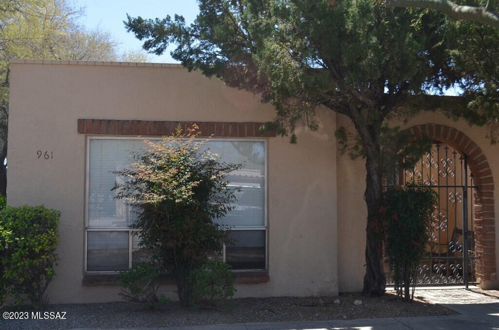 Cozy 2 bedroom, 2 bath, gated front entry, large living room/dining room combination, all kitchen appliances, w/d connections, private yard, master bedroom entrance to patio.  Community Pool, covered parking.