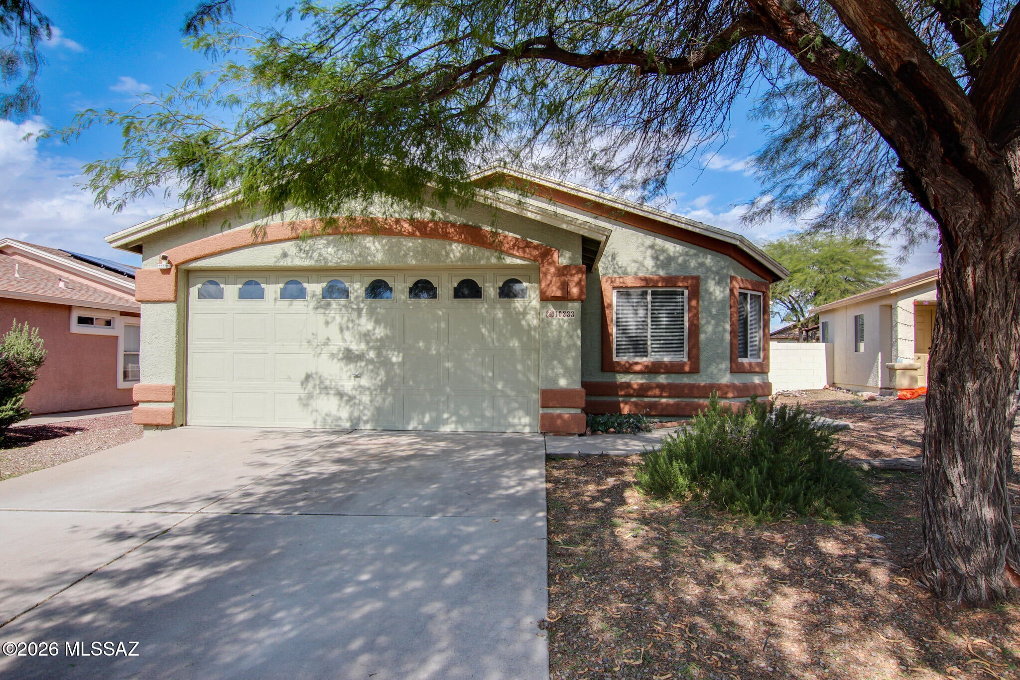 Welcome to this charming home in the desirable Rita Ranch community! It features a bright, open floor plan, offering a comfortable blend of style and functionality. The inviting kitchen showcases crisp white cabinetry and stainless steel appliances. The spacious primary suite includes a walk-in closet, dual sinks, and a relaxing soaking tub. Step outside to enjoy an exceptionally spacious, low-maintenance backyard with plenty of room to entertain, unwind, or create your own outdoor retreat. Conveniently located near Davis-Monthan AFB, Raytheon, Amazon, parks, shopping, dining, and everyday amenities. Don't miss the opportunity to make this Rita Ranch home your own!