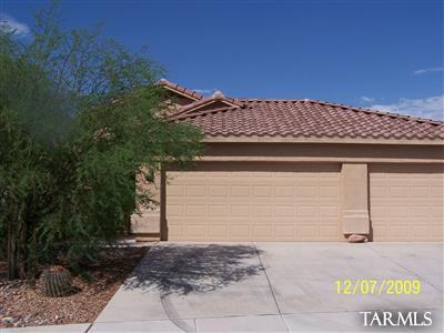 Great 3 bedroom/2bath home 3 car garage, nice floorplan, family room into a nice kitchen, dining room, living room with gas fireplace into the nice backyard,large master bedroom with nice bathroom, 3 car garage