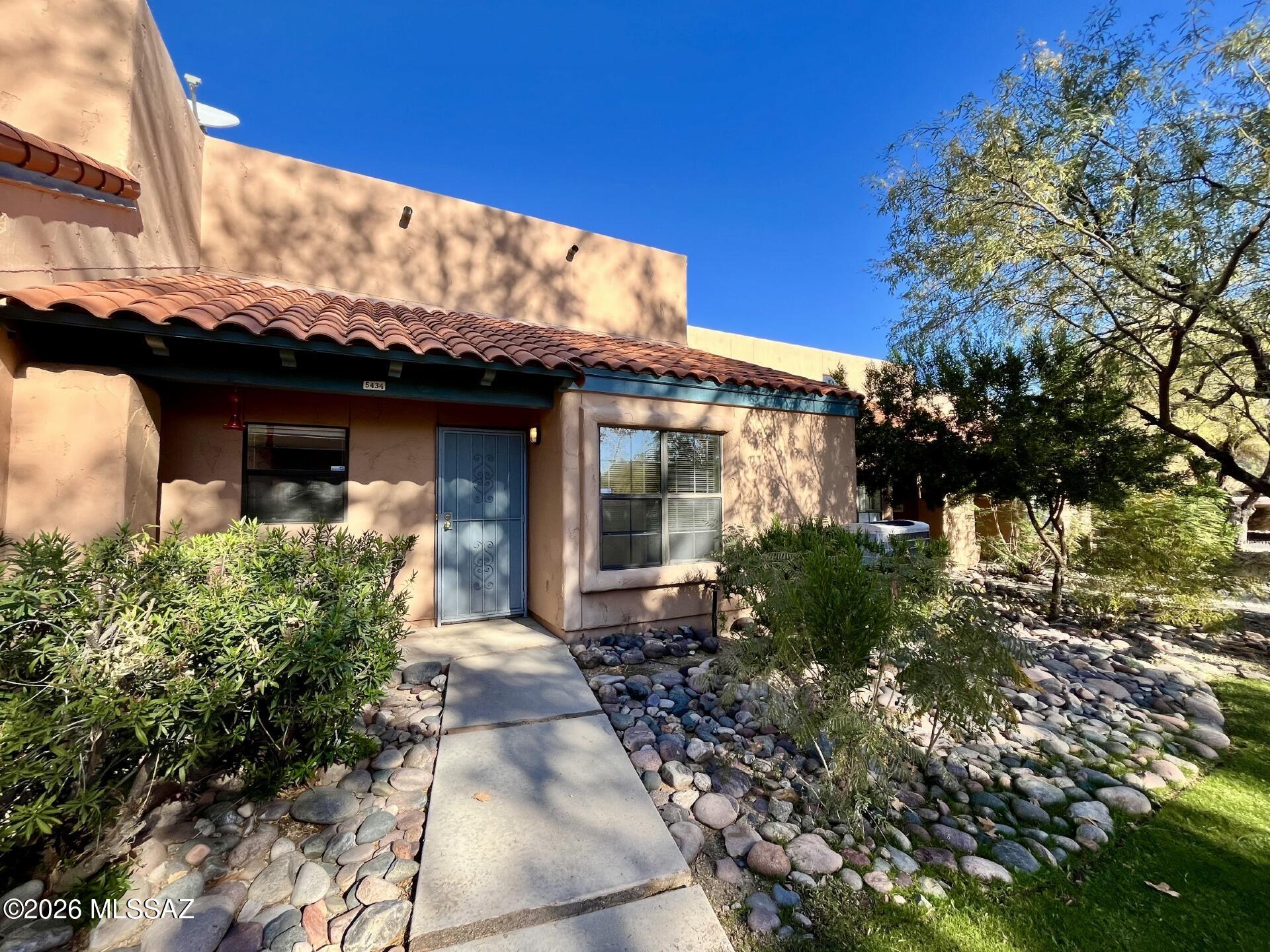 1,094 SQ FT! This lovely 2-bedroom, 2-bath Ventana De Sabino townhome features a well-designed kitchen with ample storage and counter space, leading into an open living area with vaulted ceilings and access to a private patio with mountain views. The spacious master suite includes a walk-in closet and a serene atmosphere. The secondary bedroom is well-sized, offering flexibility for guests or office space. Resort-style amenities include 2 pools, a hot tub, a fitness center, and tennis courts. Beautiful and convenient Tucson location close to schools, shopping, and entertainment. **Water/Sewer/Garbage services are included! The community HOA features 2 pools, workout room, and clubhouse.**