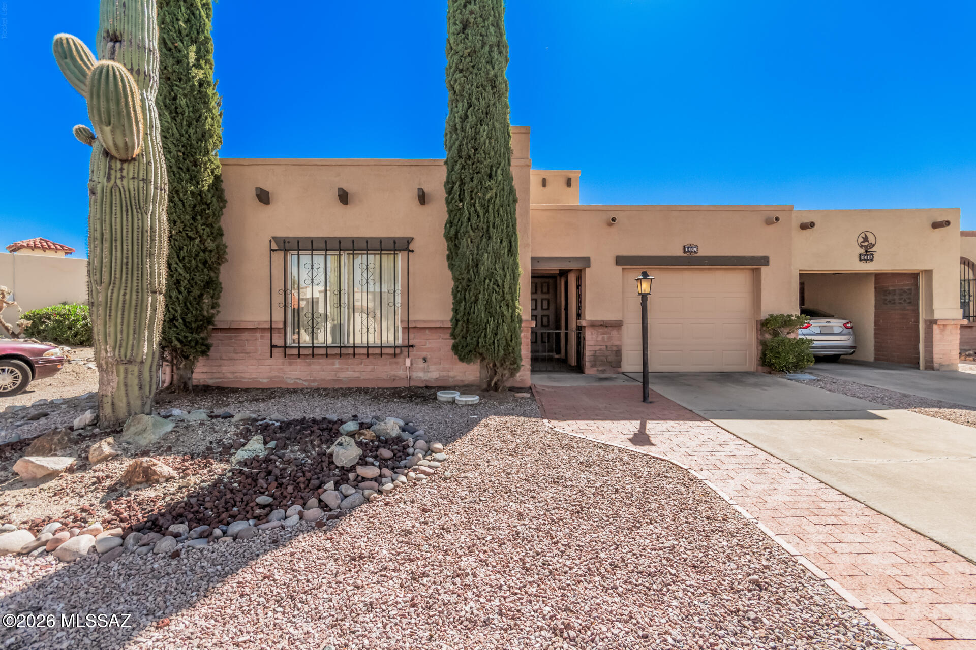 2 bedroom, 2 bathroom, 1,512' sq ft. one-level townhome in the beautiful adult community of Green Valley Desert Hills 2. This is a great opportunity for a buyer to update this with you own style. This could be a full-time residence or a part-time lock-and-leave, or an investment fixer-upper opportunity. This property is located higher up, so the mountain views and sunsets in this community are gorgeous!