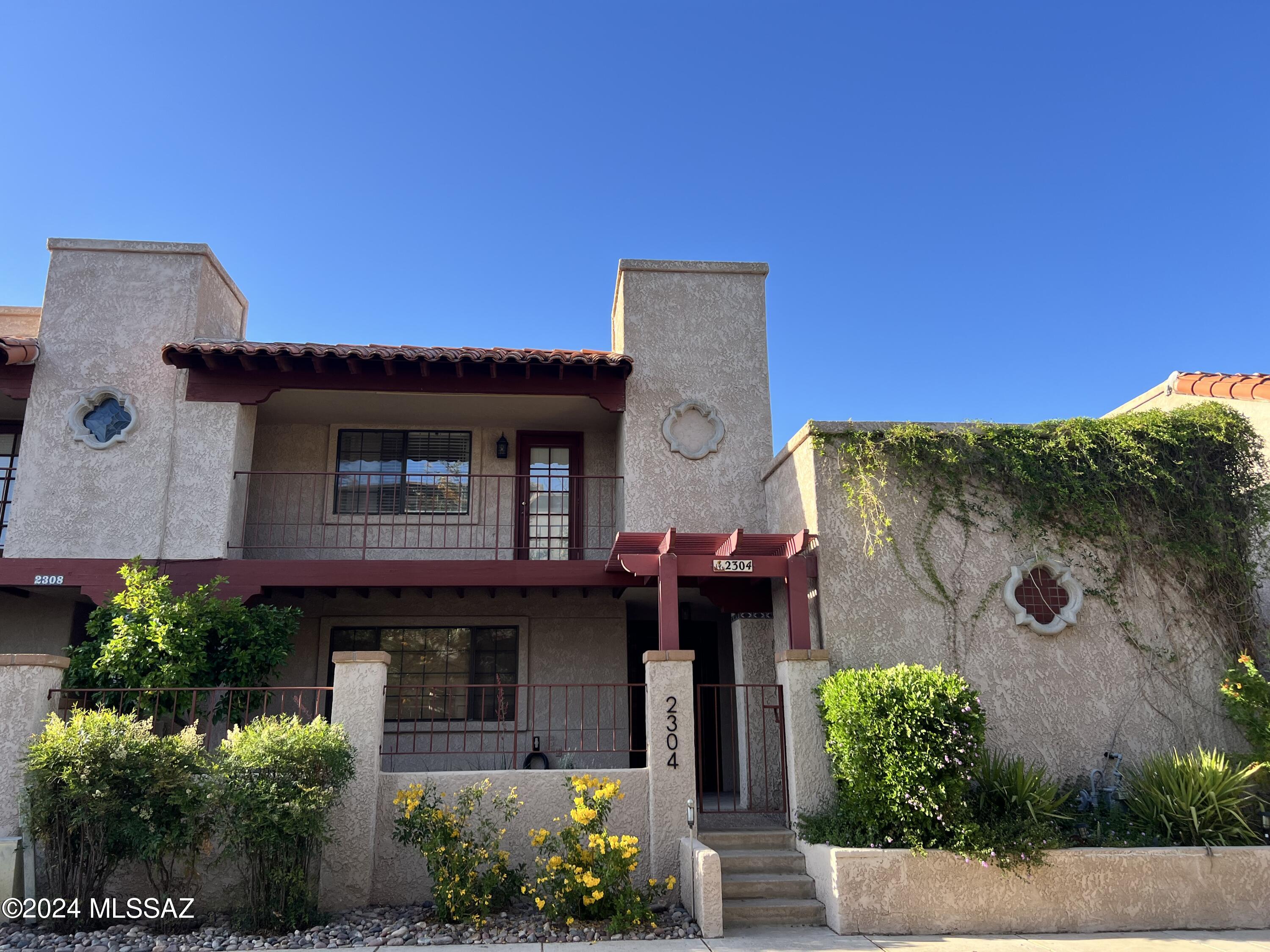Tastefully remodeled 2bdr/2.5ba townhome in Northwest Tucson!
Beautiful kitchen w/spacious island, tons of storage, stainless steel appliances and more!
Dining room w/Butlers pantry and French doors that open to the back patio.
Fabulous open and bright living room (fireplace is decorative only).
Winding stairs lead to two primary bedrooms both w/private baths and private patios!
Two covered carport spaces right off your back patio for easy access.
Tenant occupied until 03/31/2026.