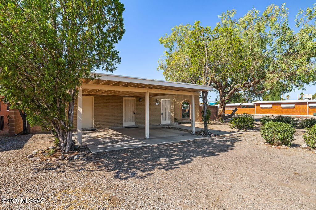 Right in the heart of Tucson, this spacious brick home was just updated with new countertops, bathroom cabinets, freshly painted kitchen cabinets, new fixtures and brand-new luxury plank flooring. It comes with stainless steel appliances, W/D H/U, living room, family room with dining area, central air., large walled back yard, corner lot, with trees, extra storage room in carport, security screen doors, 2-car carport. Great central location close to Plaza Palomino, McCormick Park, shopping and restaurants.