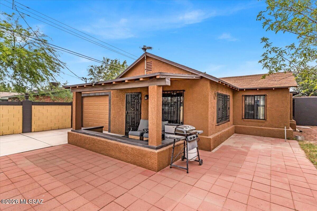 Modern Upgrades with Ultimate Privacy!
Beautifully updated 3-bedroom, 2-bath home that combines modern upgrades with outdoor privacy. Step inside to find updated flooring throughout, sleek granite countertops, & stainless-steel appliances. The kitchen is equipped with brand-new appliances, making it truly turnkey, while the new central A/C system ensures year-round comfort in the Arizona heat.
Outside enjoy a fully finished exterior featuring a driveway gate and privacy wall creating your own quiet retreat. You'll also find pavers that wrap around the home, a dedicated garden area. The covered front patio adds charm and functionality--perfect for morning coffee or unwinding in the evenings. Additional highlights include a single-car garage, clean curb appeal, and low-maintenance landscap