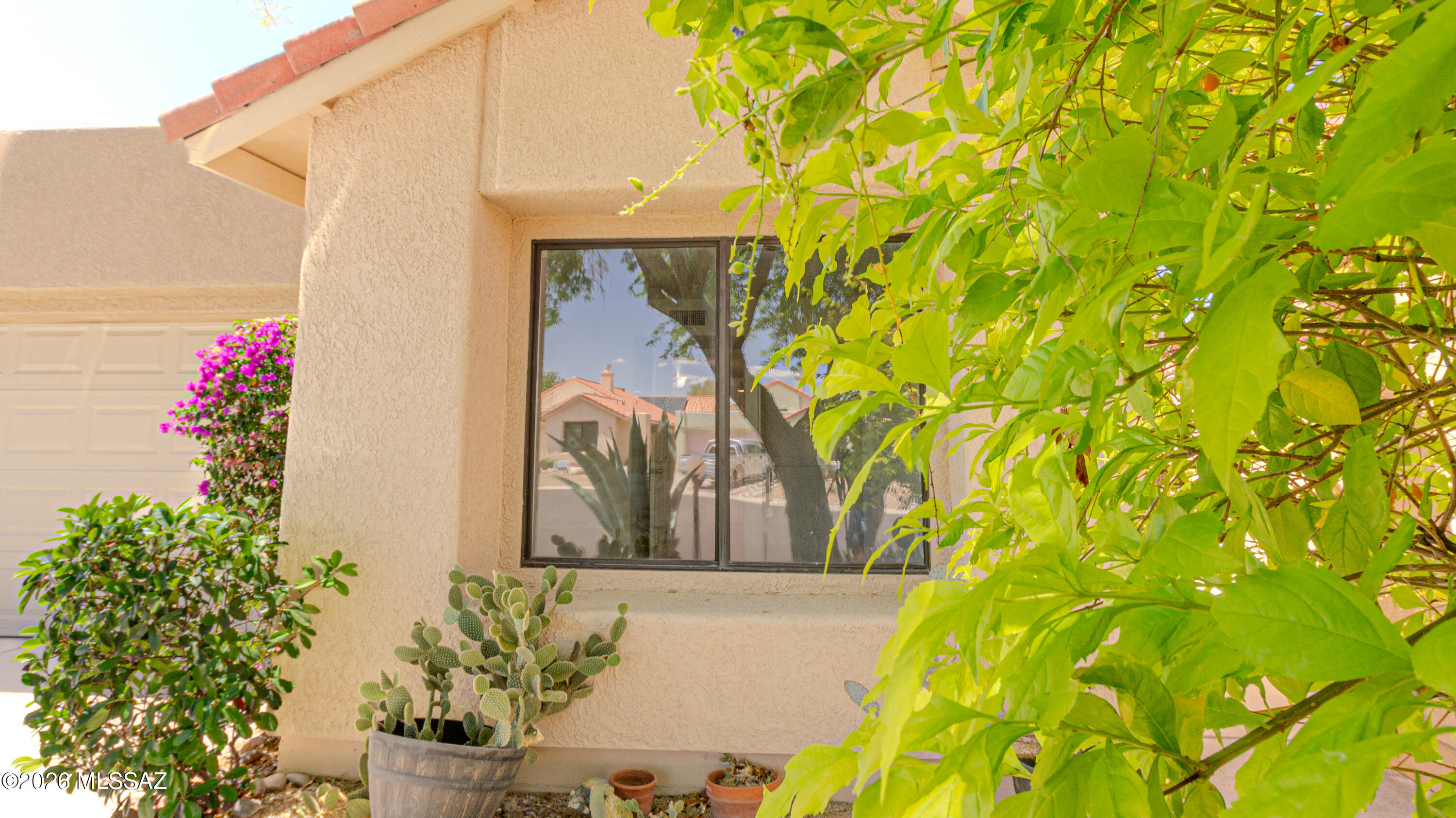 💎 Oro Valley Hidden Gem - Incredible Value in a prime location, location, location! Finding a private, detached home at this price point in south Oro Valley is a rare opportunity. Nestled in a highly sought-after, beloved enclave just off Linda Vista, this property perfectly blends convenience, community, and comfort. Move-In Ready: Enjoy peace of mind with a newer roof and a freshly painted interior.
A desirable 2-bedroom, 2-bathroom layout in a fully detached townhome--offering the privacy of a single-family home without the high maintenance.
The seller is generously conveying a 3-year Select Home Warranty valid all the way through March 2029! Steps away from a refreshing community pool and hassle-free adjacent guest parking. Leave the car behind! This home boasts fantastic walkability to some of the area's best amenities:
Canyon del Oro High School (CDO)
James D. Kriegh Park
Oro Valley Aquatic Center
Don't miss out on this Oro Valley treasure--schedule your viewing today before it's gone!