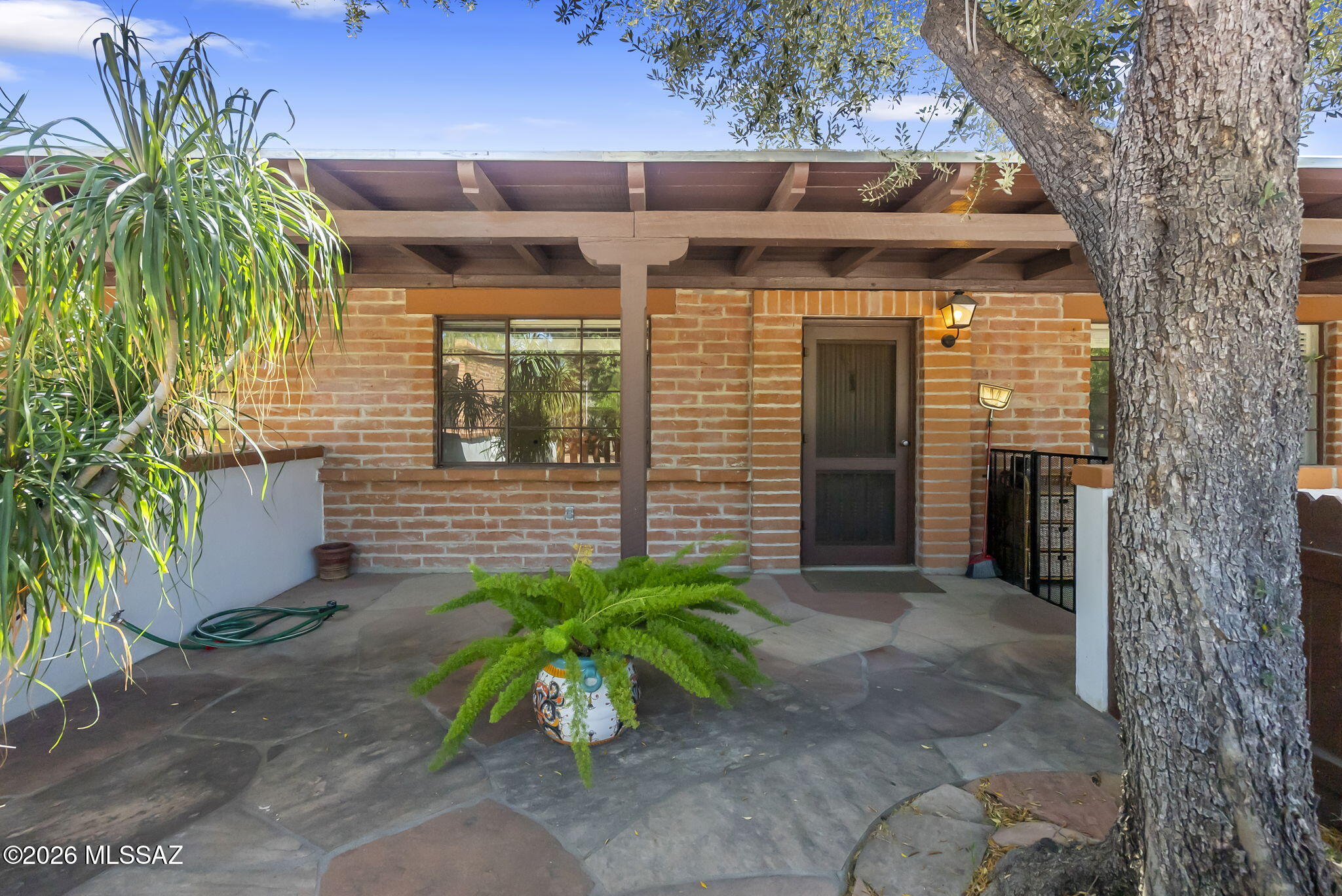 Discover easy living in the heart of Green Valley with this charming condo ideally located just off Esperanza Blvd. Perfectly positioned for convenience, you're minutes from shopping, dining, golf courses, and all the amenities that make Green Valley such a desirable place to live.

Enjoy peaceful surroundings and the benefits of low maintenance condo living, with easy access to nearby recreation centers, walking paths, and the beautiful desert landscape.

Inside, you'll find a comfortable and functional layout with a bright living space, spacious bedroom, and low maintenance finishes ideal for full time living, a winter retreat, or an investment opportunity.