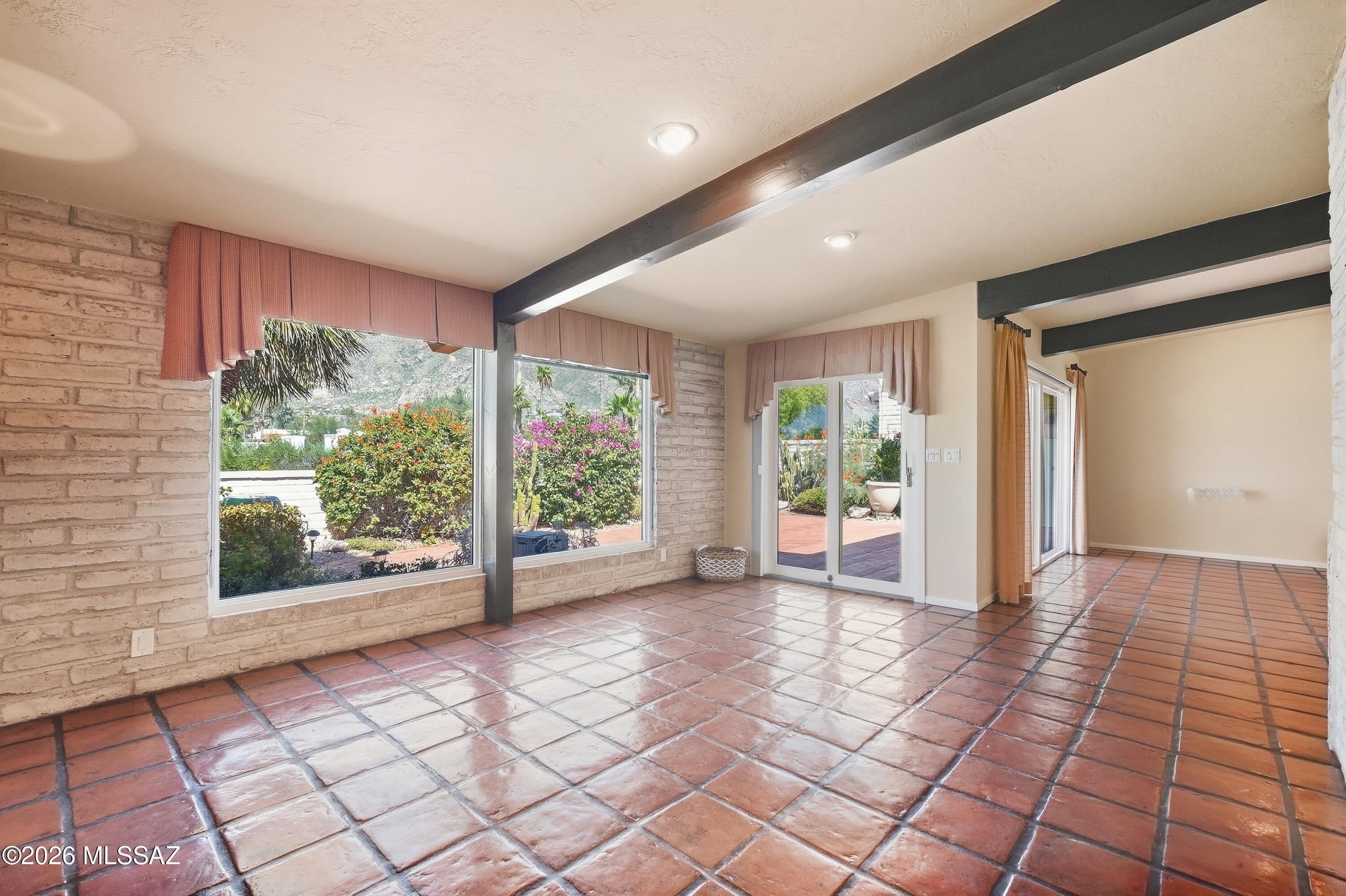 Loma De Las Brisas (1-25) - Residential