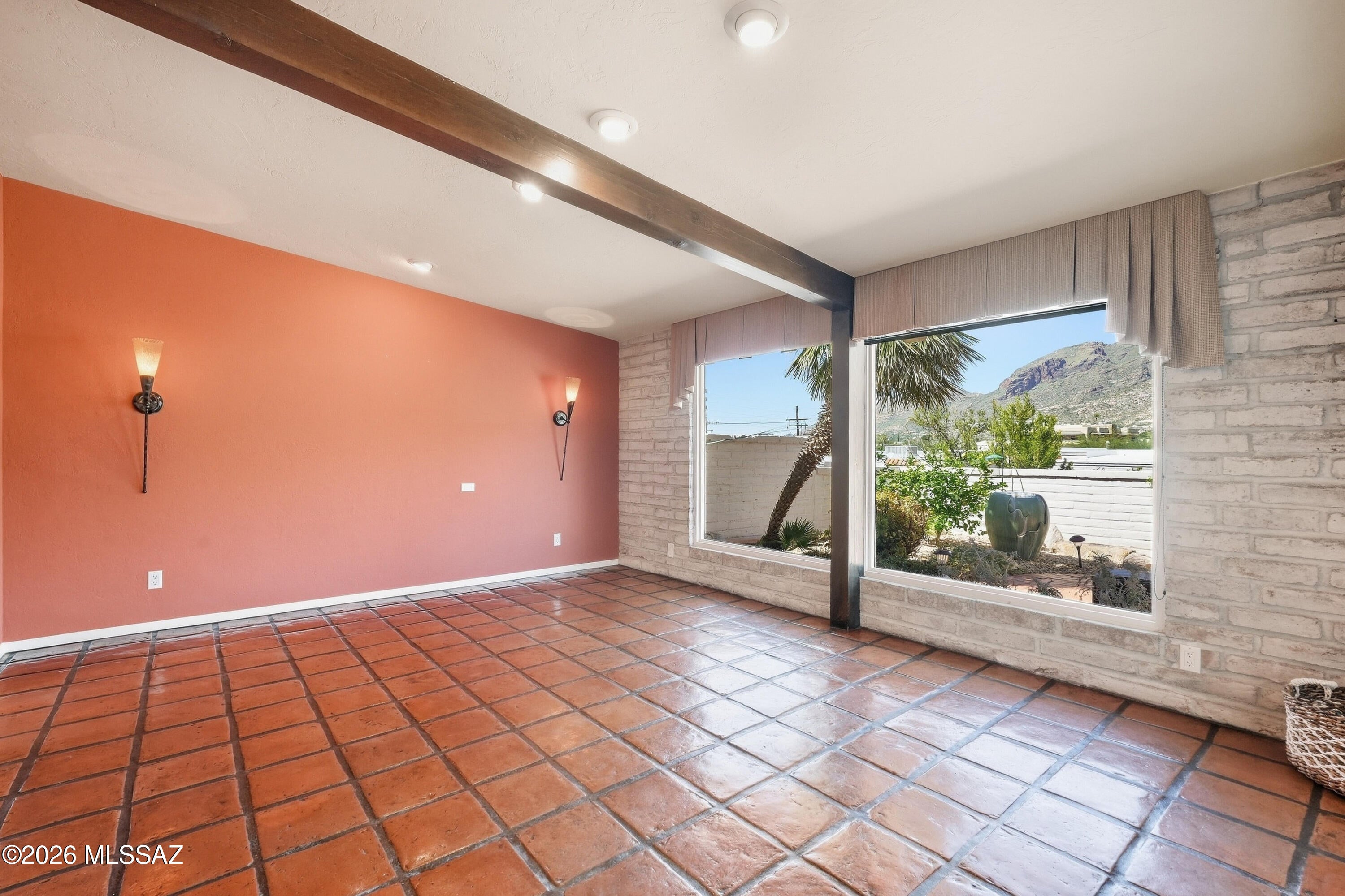 Loma De Las Brisas (1-25) - Residential