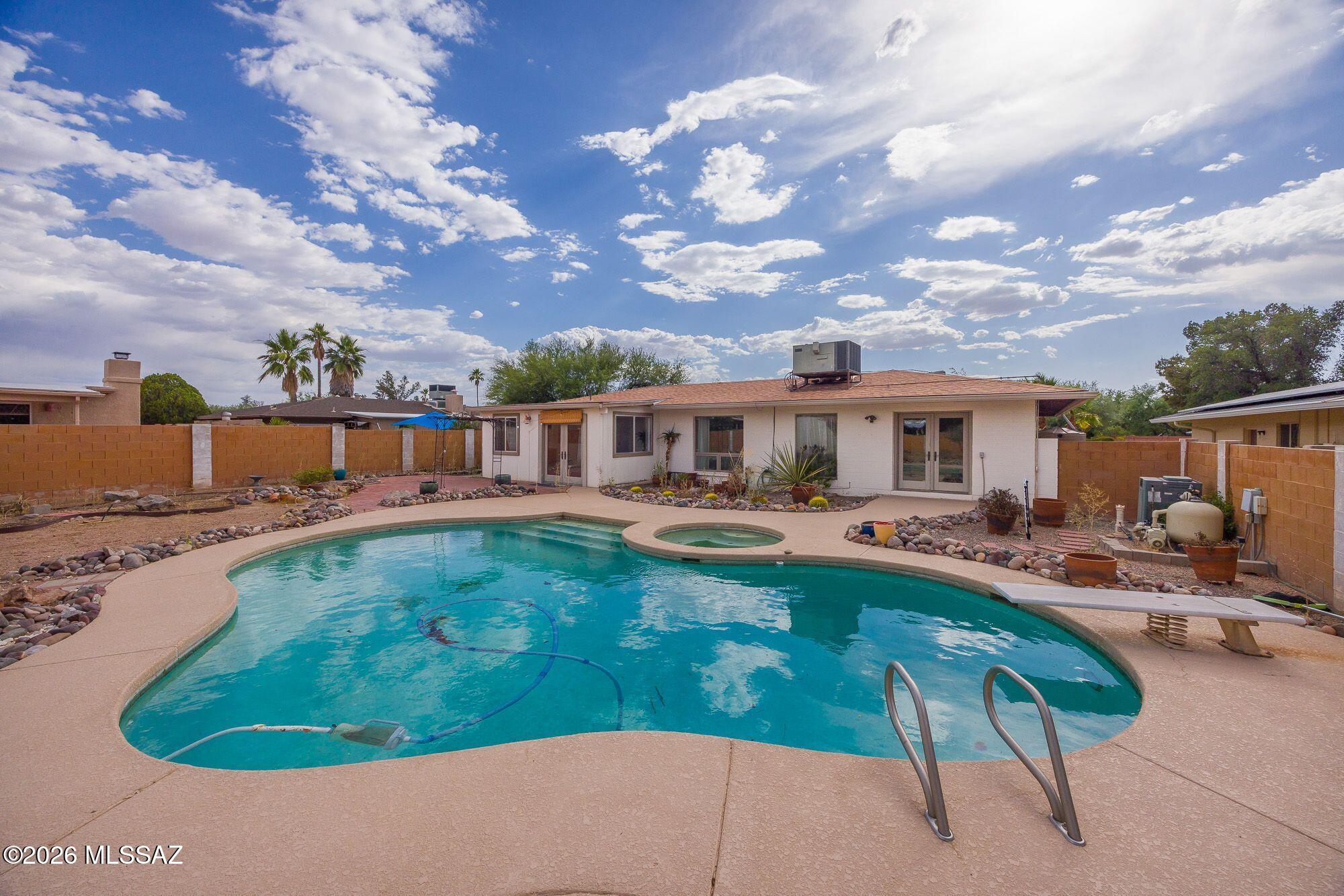 Vista Del Rio (218-290) - Residential Lease