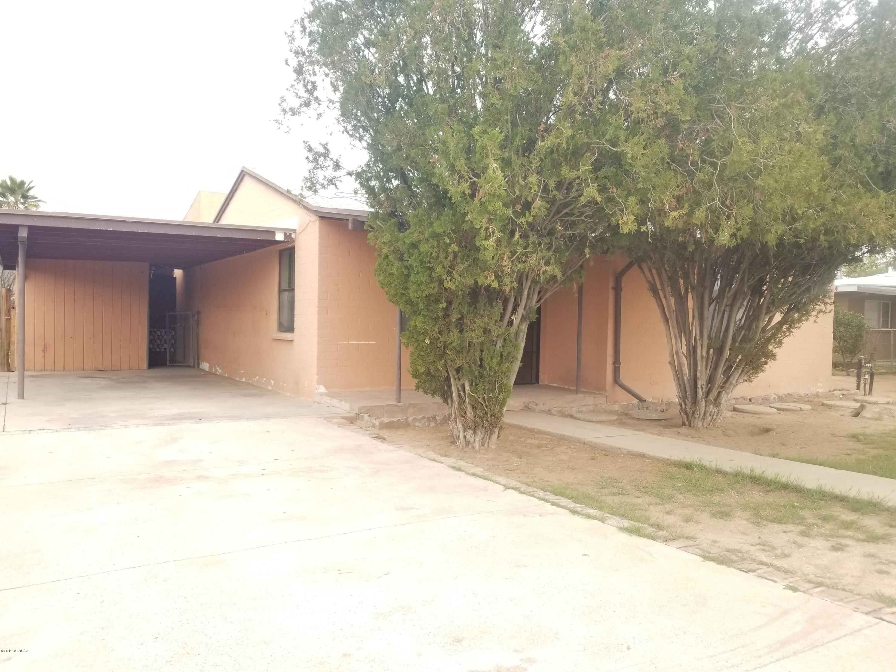 Quaint 2 bedroom 1 bath conveniently centrally located. Exposed wood beams in kitchen. Larg back yard with patio and citrus trees. Pets upon approval. Krasnick Realty represents the Landlord only for the purposes of this listing.