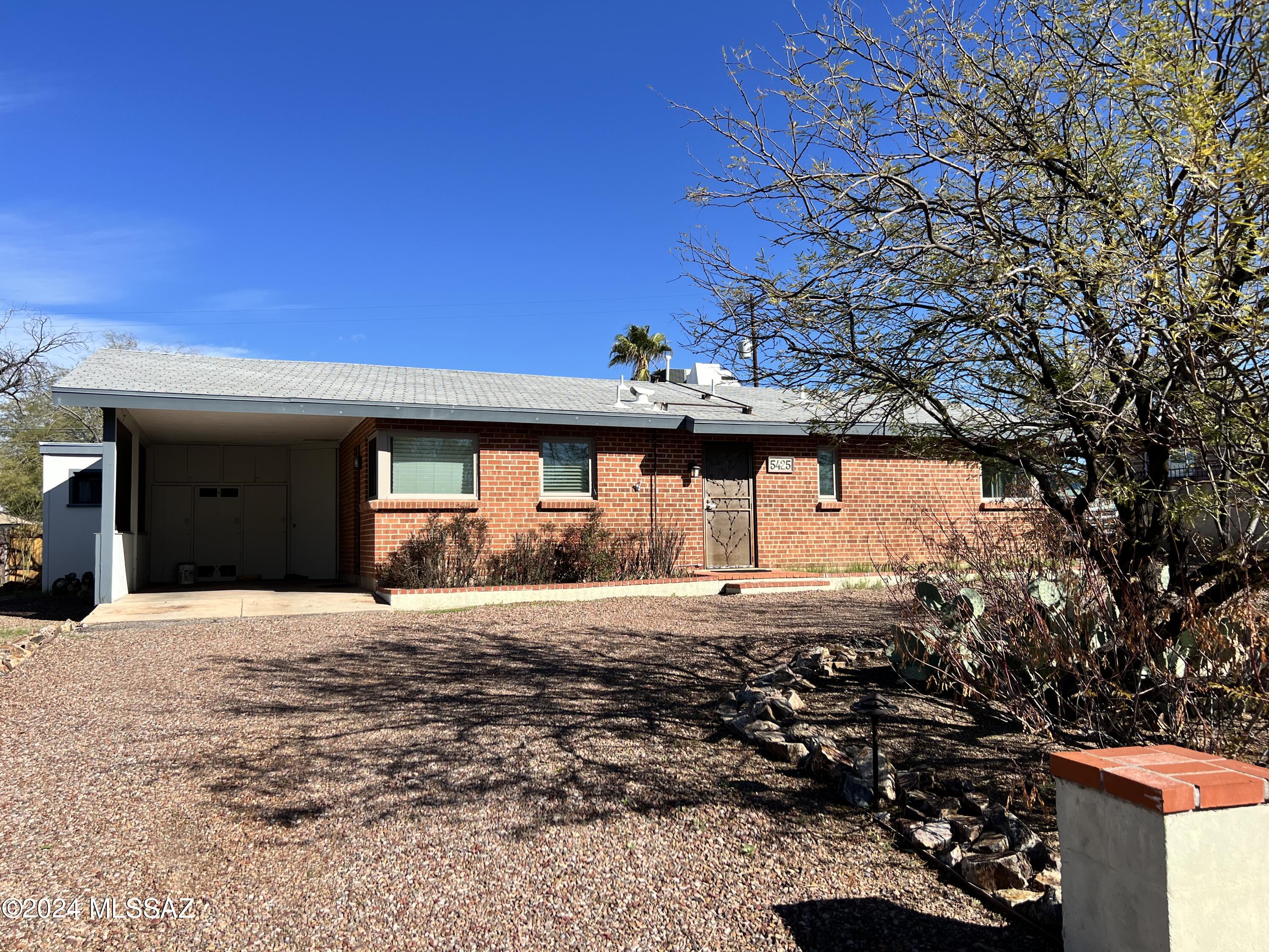 *See Video Tour in Photos* Located in Central Tucson this 3bdr/2ba w/Bonus Room is conveniently located to shopping, restaurants and more! Charming kitchen features stainless steel appliances, gas stove and eat-in kitchen nook. Spacious primary bedroom w/two walk-in closets, ensuite w/shower. Split bedroom floorplan which offers two more bedroom and hall bath w/tub/shower. Fabulous bonus room off the living room off living room overlooks the backyard and has many options! Laundry room w/washer/dryer and utility sink.
EMS Realty represents the Landlord only in this listing.