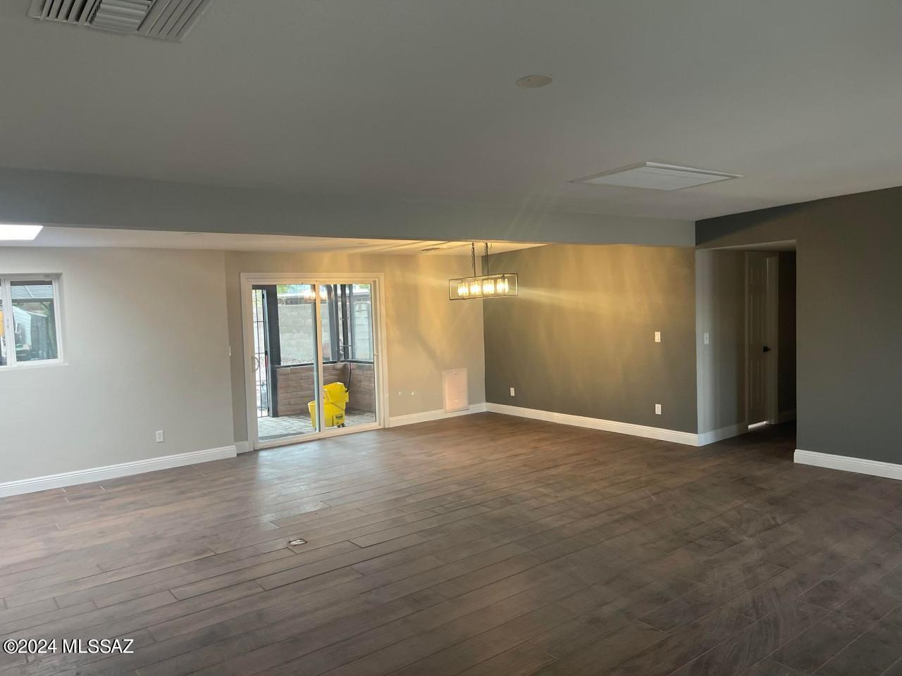 Valley View East NO. 5 (1-344) - Residential Lease