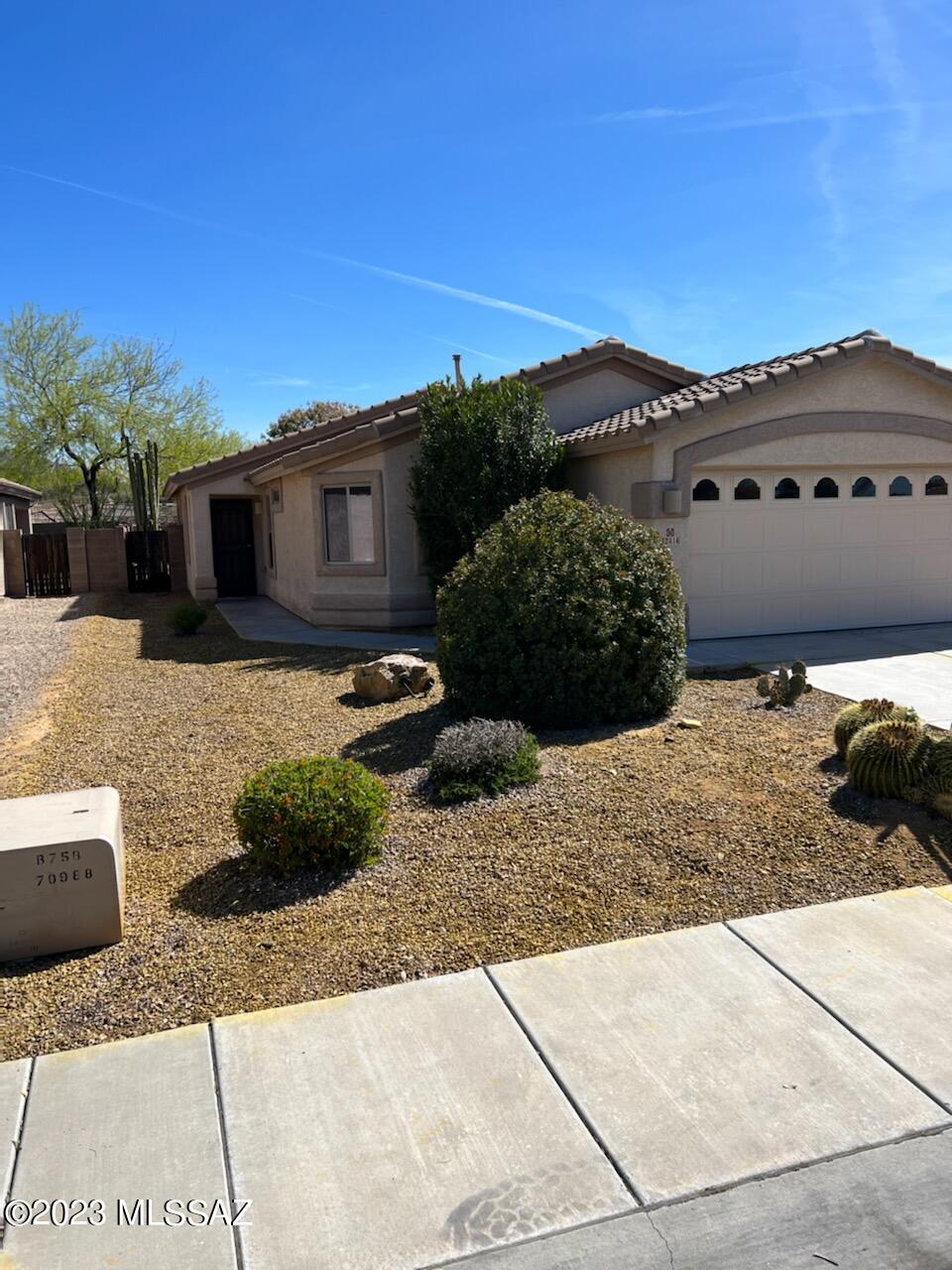 THIS BEAUTIFUL NW 3BD/2BA IS LOCATED IN DESIRABLE VILLAGES OF DOVE MOUNTAIN AND IS AVAILABLE NOW!
HAS LOTS OF UPGRADES WITH WOOD FLOORS, NEW CARPET, HIGH CEILINGS, CHERRY WOOD BLINDS, UPDATED FIXTURES AND NEW WASHER & DRYER.
KITCHEN HAS SS APPLIANCES, CHERRY CABINETS, GRANITE COUNTERS & BREAKFAST BAR.
MASTER SUITE WITH WALK-IN CLOSET, BATH WITH DUAL SINKS, GARDEN TUB AND WALK-IN SHOWER.
DEN/OFFICE EVEN HAS A BEAUTIFUL BUILT-IN BOOKSHELF!
ENJOY THE BACKYARD WITH COVERED PATIO AND A FIREPLACE!