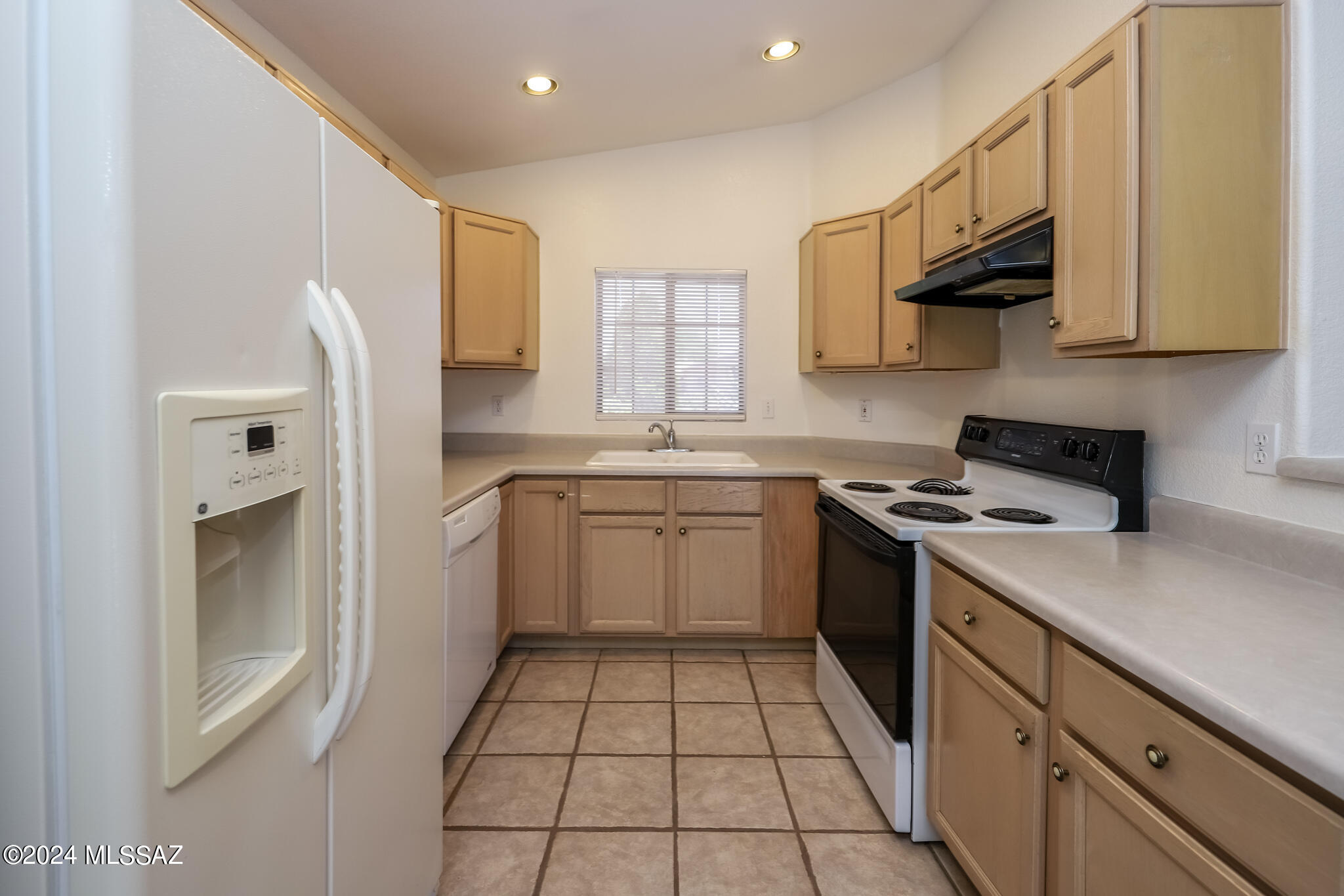 Hacienda Del Oro (1-879) - Residential Lease