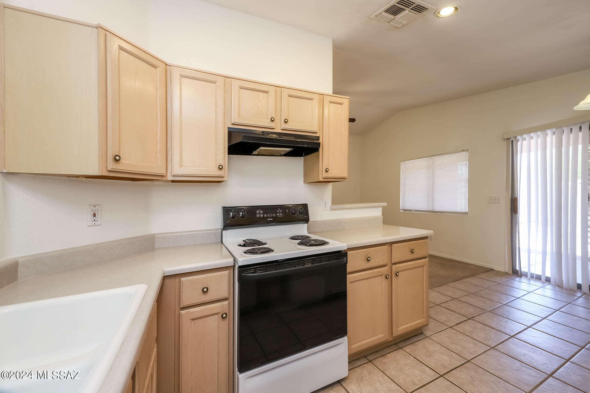 Hacienda Del Oro (1-879) - Residential Lease