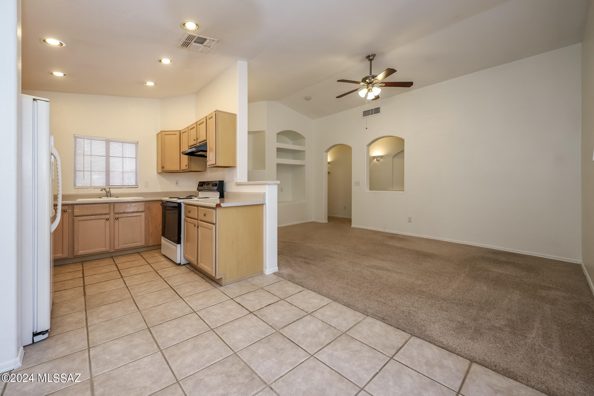Hacienda Del Oro (1-879) - Residential Lease