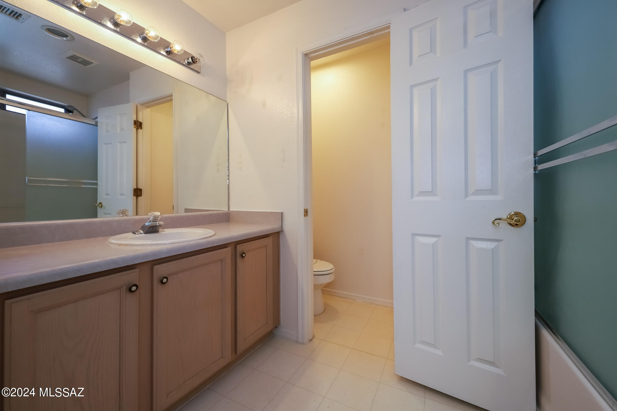 Hacienda Del Oro (1-879) - Residential Lease