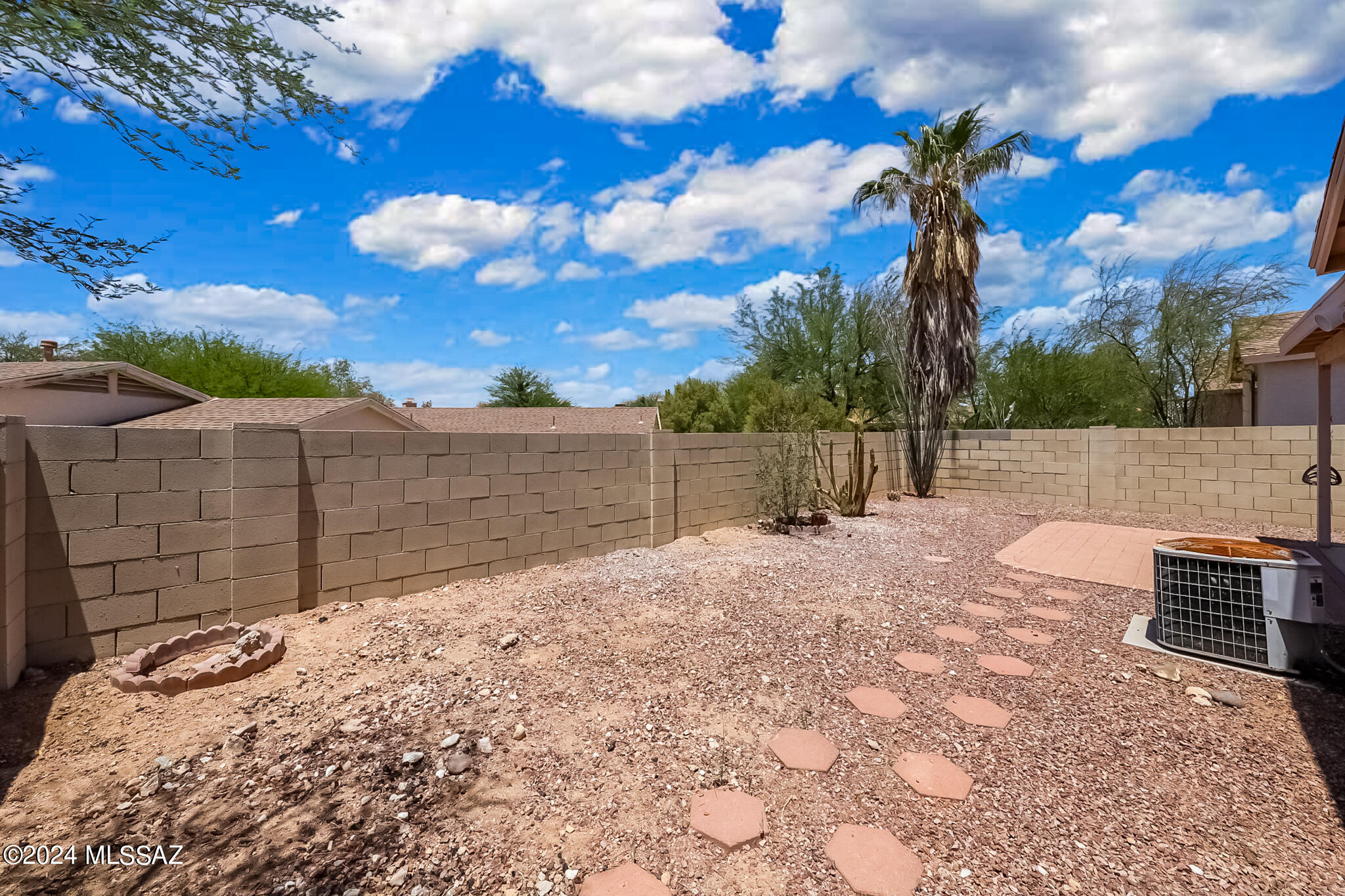 Hacienda Del Oro (1-879) - Residential Lease
