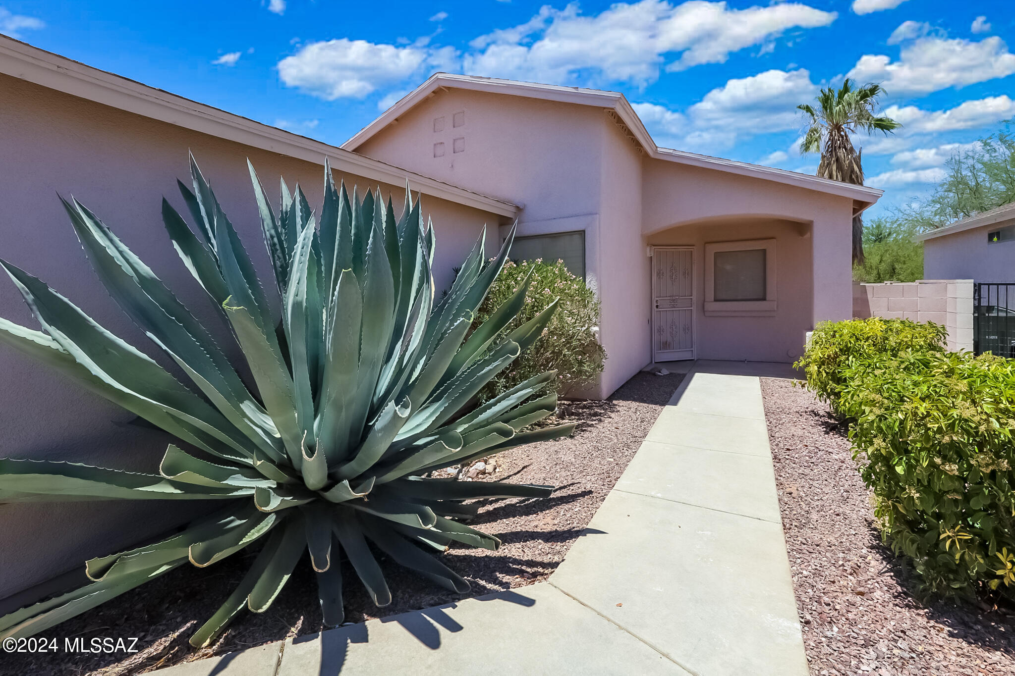 Hacienda Del Oro (1-879) - Residential Lease