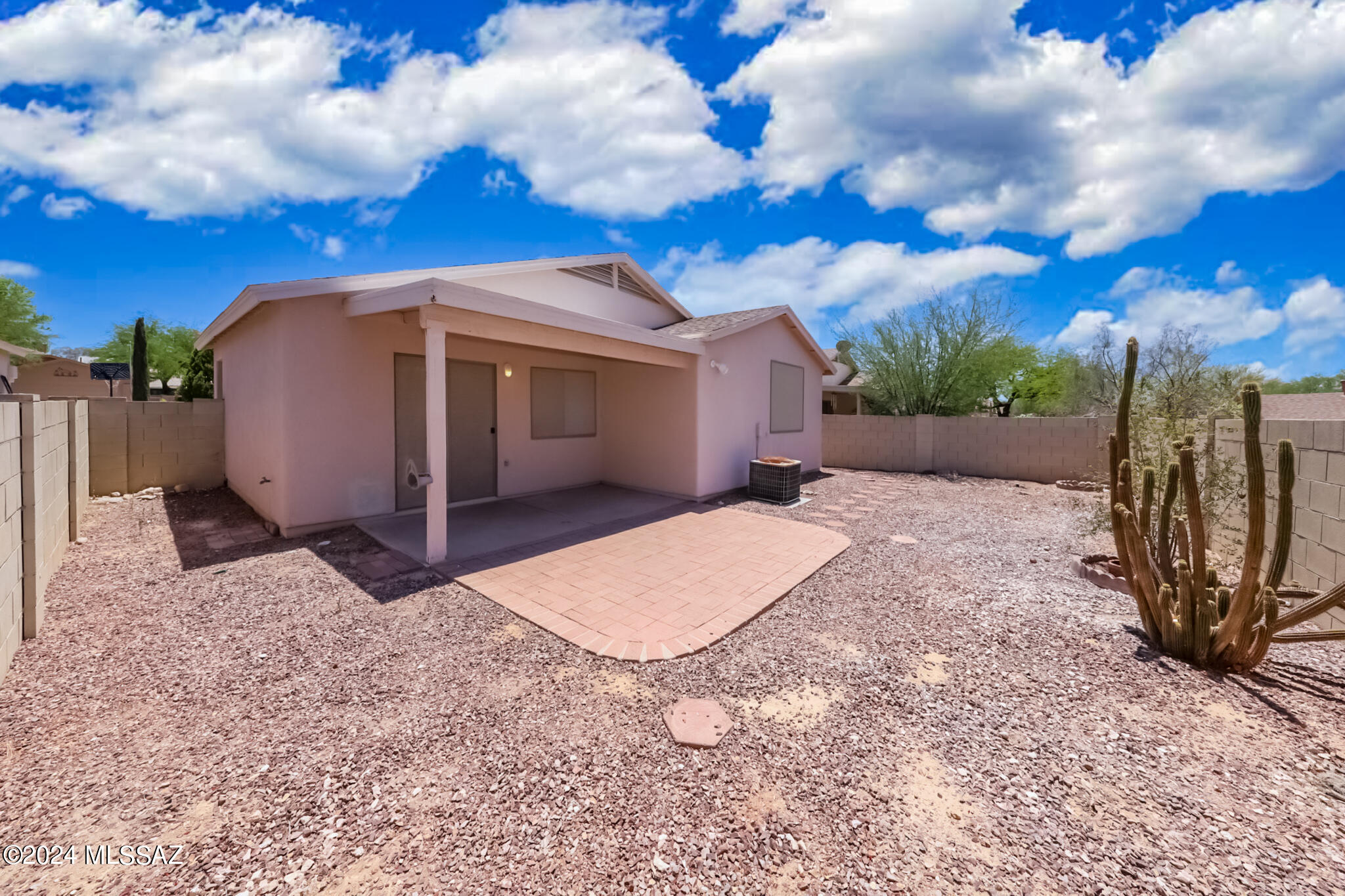 Hacienda Del Oro (1-879) - Residential Lease