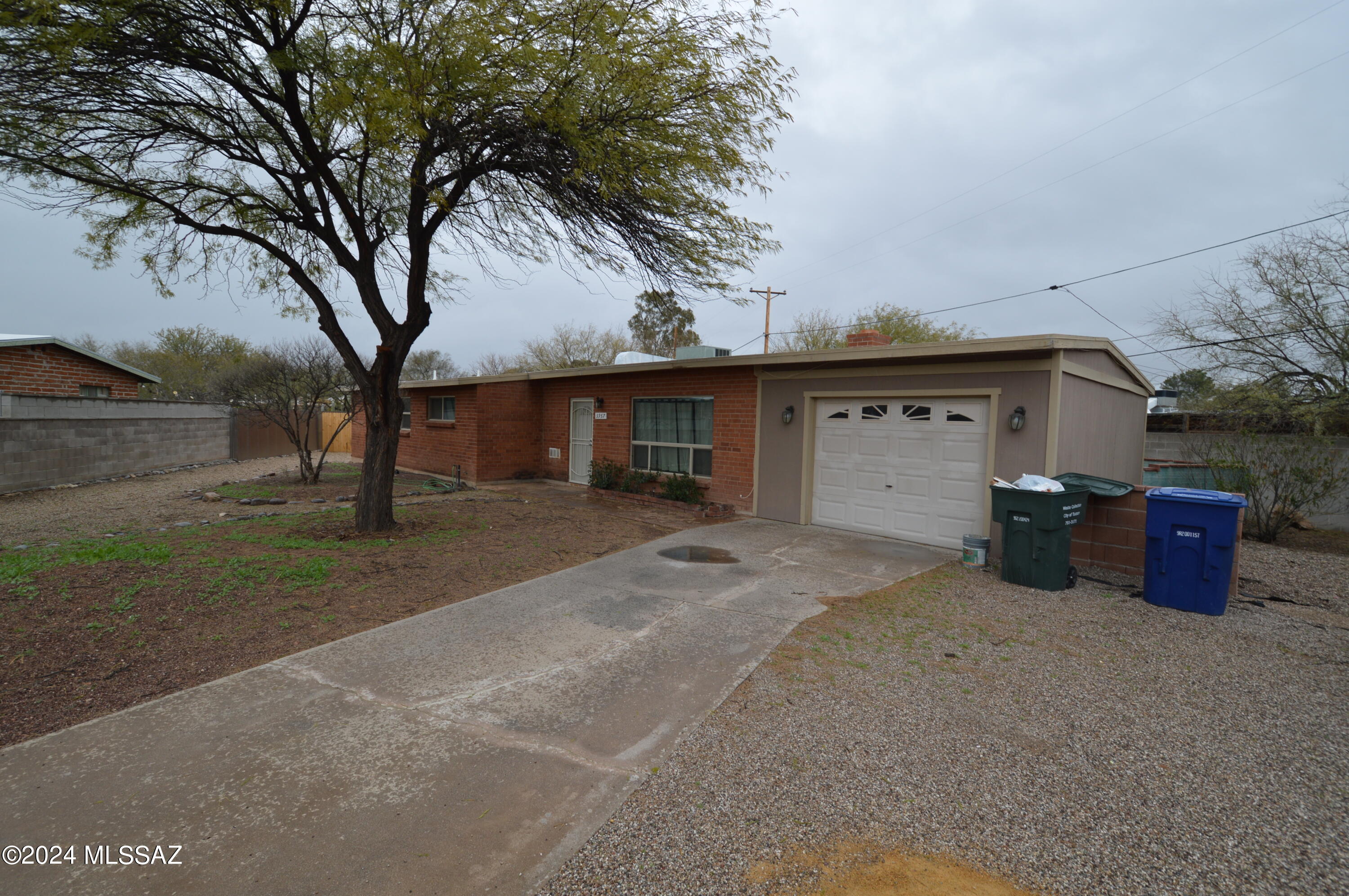 Fabulous 3/2 in quiet cul-de-sac near the Tucson Botanical Gardens! Spacious living room overlooked by well-appointed kitchen! Large bedrooms ensure plenty of personal space! Plenty of storage in the attached garage! ENORMOUS yard with covered patio perfect for kids, pets, or entertaining guests! Don't wait on this one! CALL TODAY!