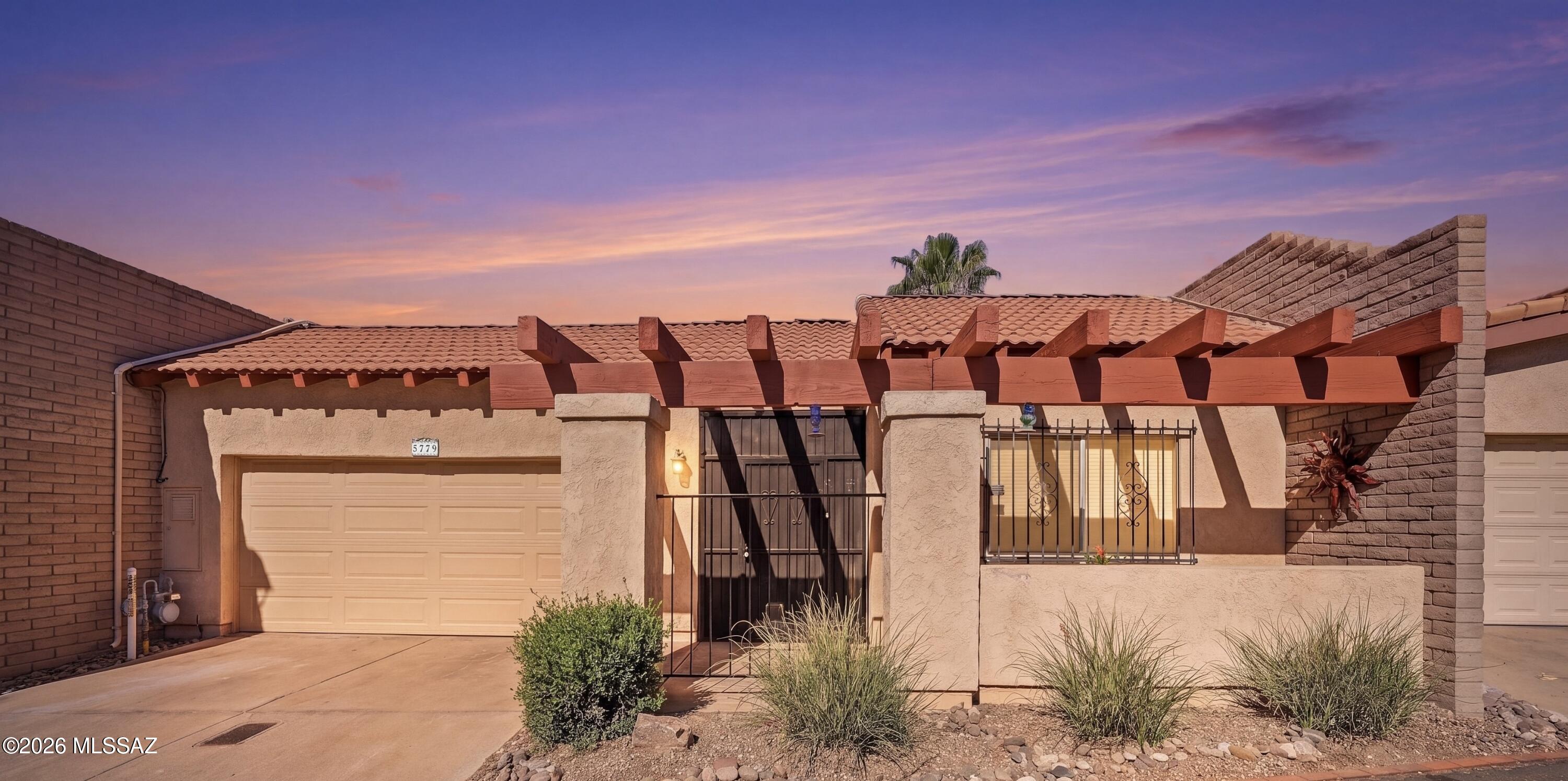 Tucked just north of Sunrise off Swan, this Catalina Foothills retreat offers the perfect blend of convenience and privacy in sought-after Catalina Del Rey. Minutes from La Encantada, dining, coffee, and trailheads yet a world away once inside. A welcoming entry opens to a bright great room with cozy wood-burning fireplace, new triple-pane sliders, and views of a private rear ramada and serene interior atrium. The kitchen features abundant counters, ample cabinetry, a pantry, and breakfast nook overlooking a second atrium, with adjacent dining. Split bedroom plan offers flexibility: front bedroom w/ full bath opens to sunny atrium; spacious primary suite sits w/ walk-in closet, dual sinks, large shower, and yard access. Enjoy low-maintenance living w/ community pools, spa, tennis & Pickleball courts.
