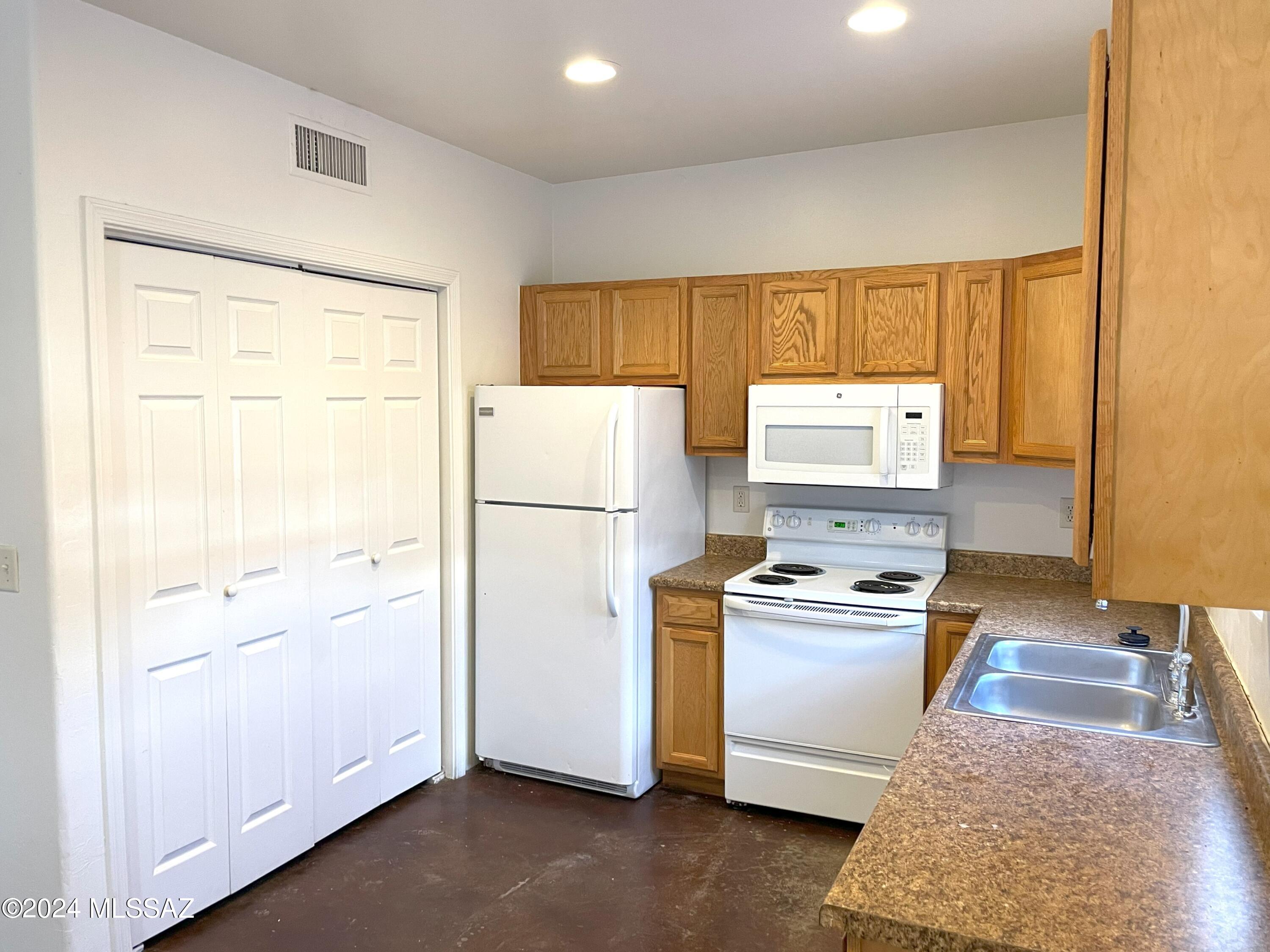 El Rio Park - Residential Lease
