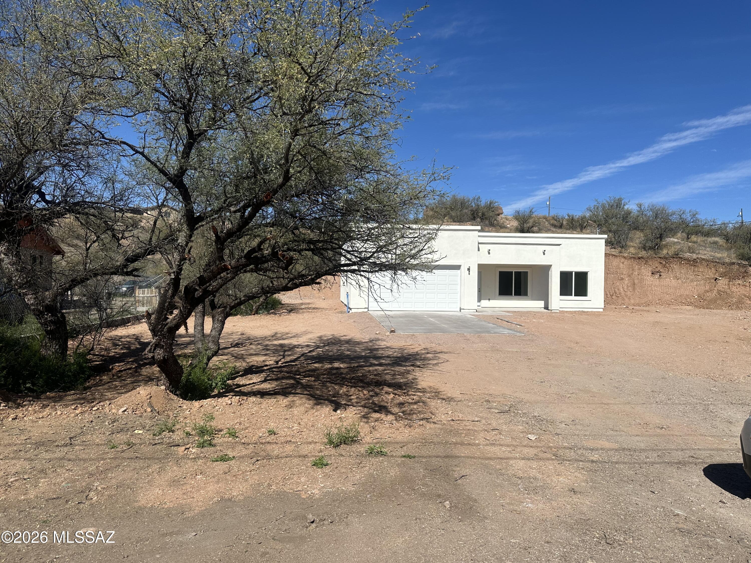 Nice new hpme ;located in central Rio Rico,  great location and beutifull home, large site,   almost an acre in size
