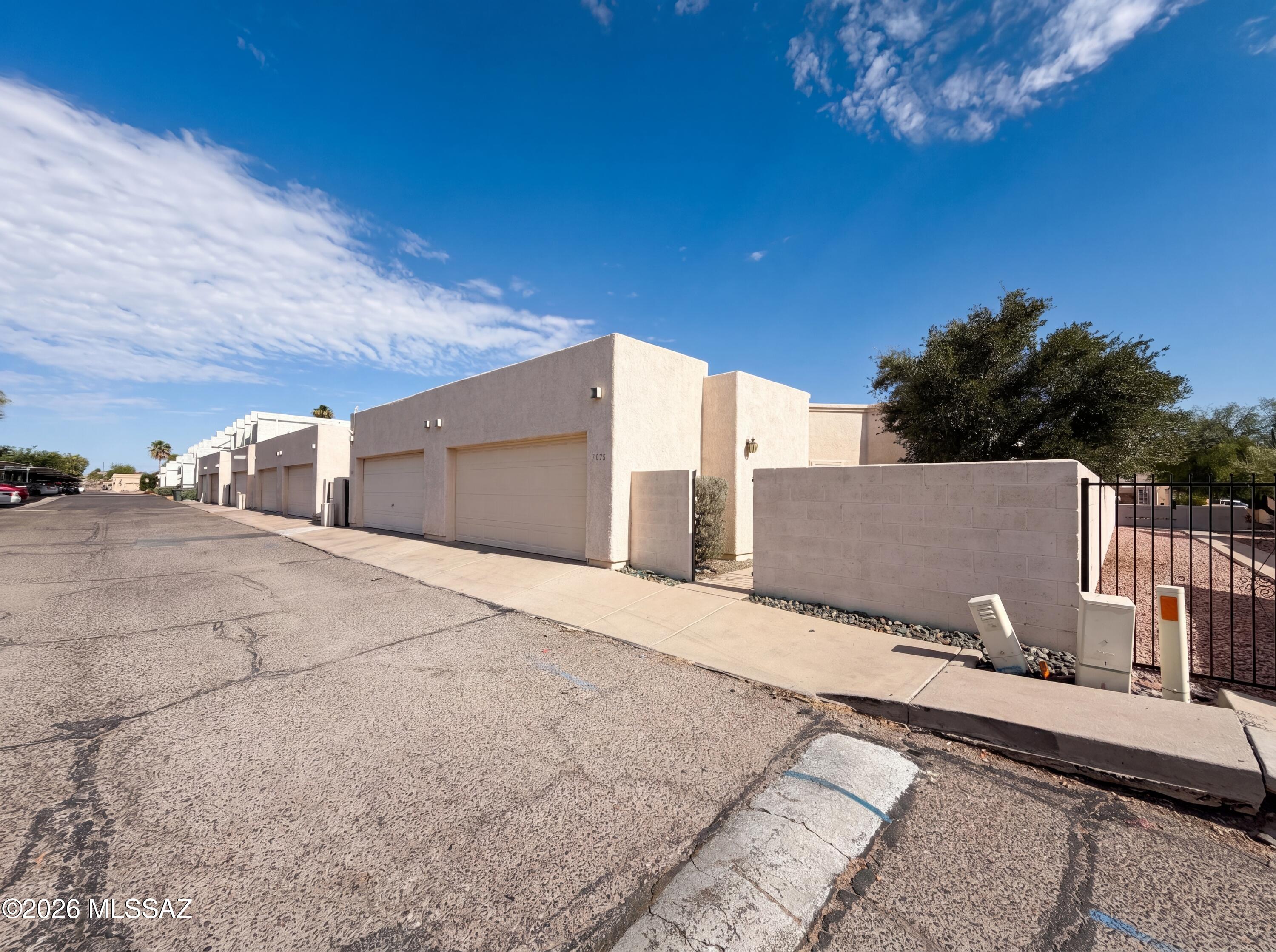 Le Mirador Twnhms (1-50) - Residential