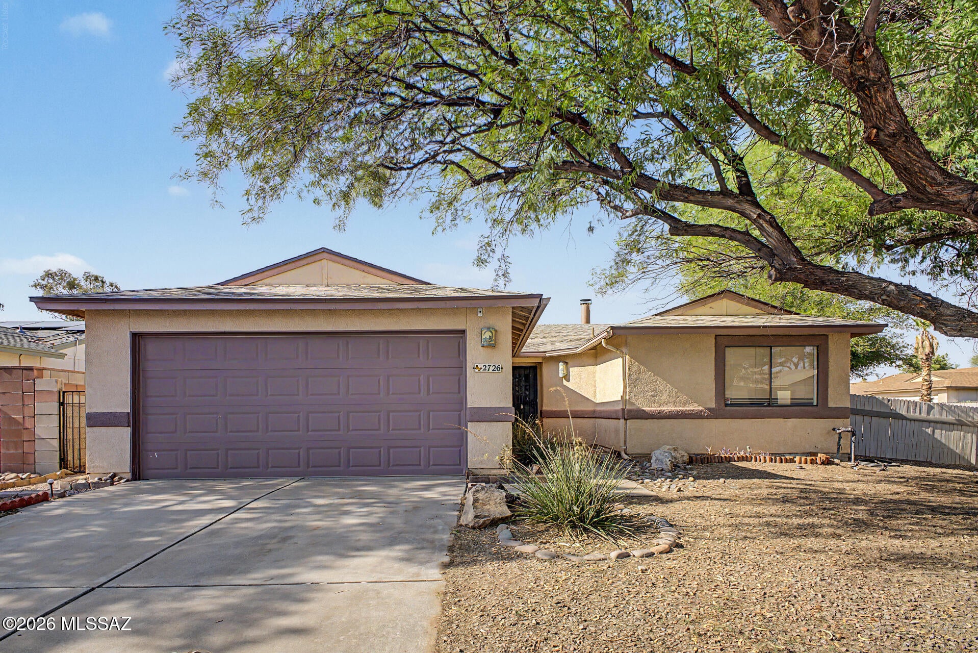 Open and bright 3bd 2ba home on a nice corner lot in the great community of Meadowbrook. 
Great room concept with with wood burning fireplace. Ploy pipes have been replaced.
The neighborhood amenities include pool, spa, large park, covered picnic area, basketball court and baseball field. Located close to Shopping & Restaurants.