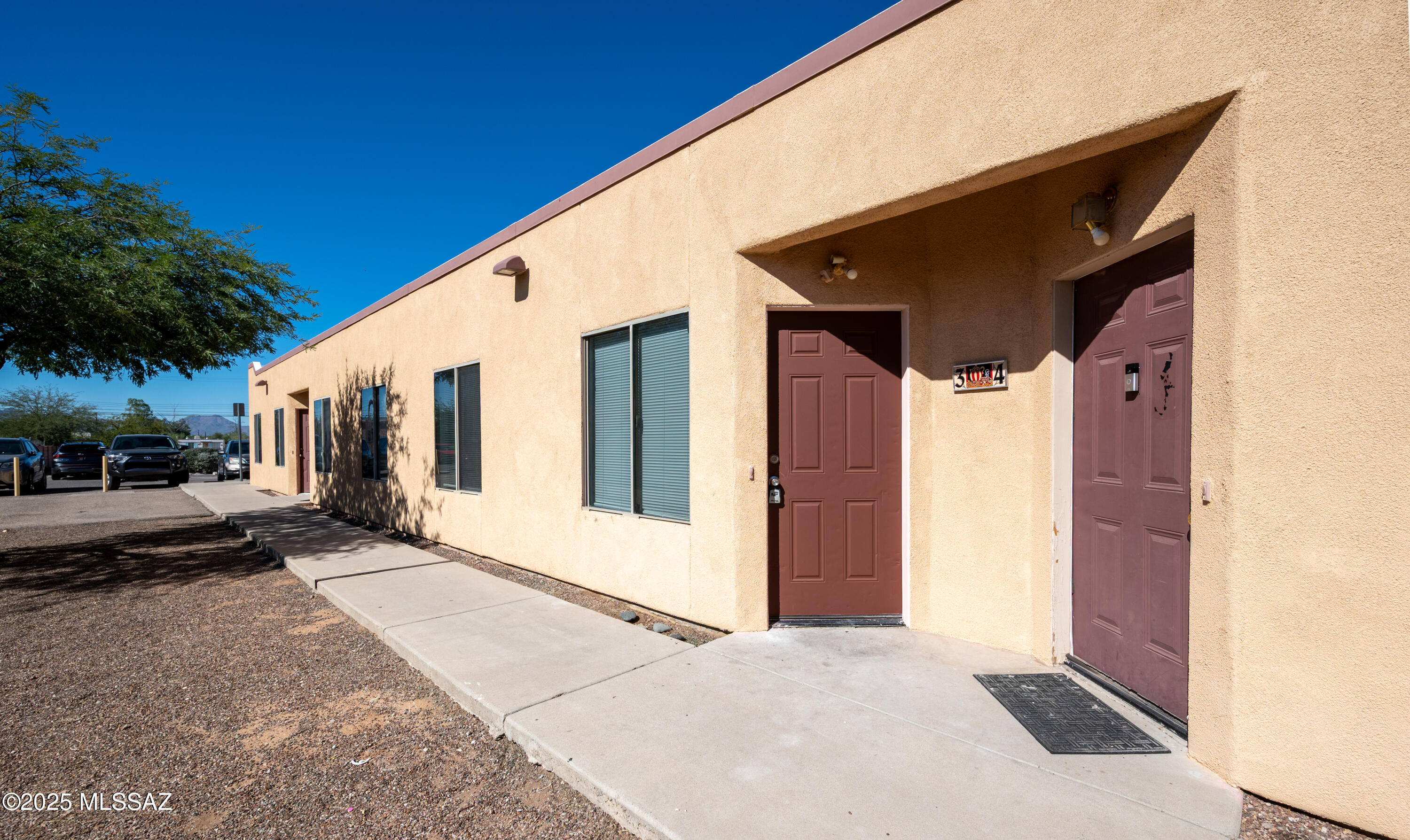 Great location in nice central neighborhood, close to Tucson mall, 10 minute drive from University of Arizona. It has central air condition / heat, oven/stove, refrigerator, washer/dryer in the unit, and with fenced yards. Freshly painted and new laminate flooring in bedrooms. Pet with owner approval and deposit