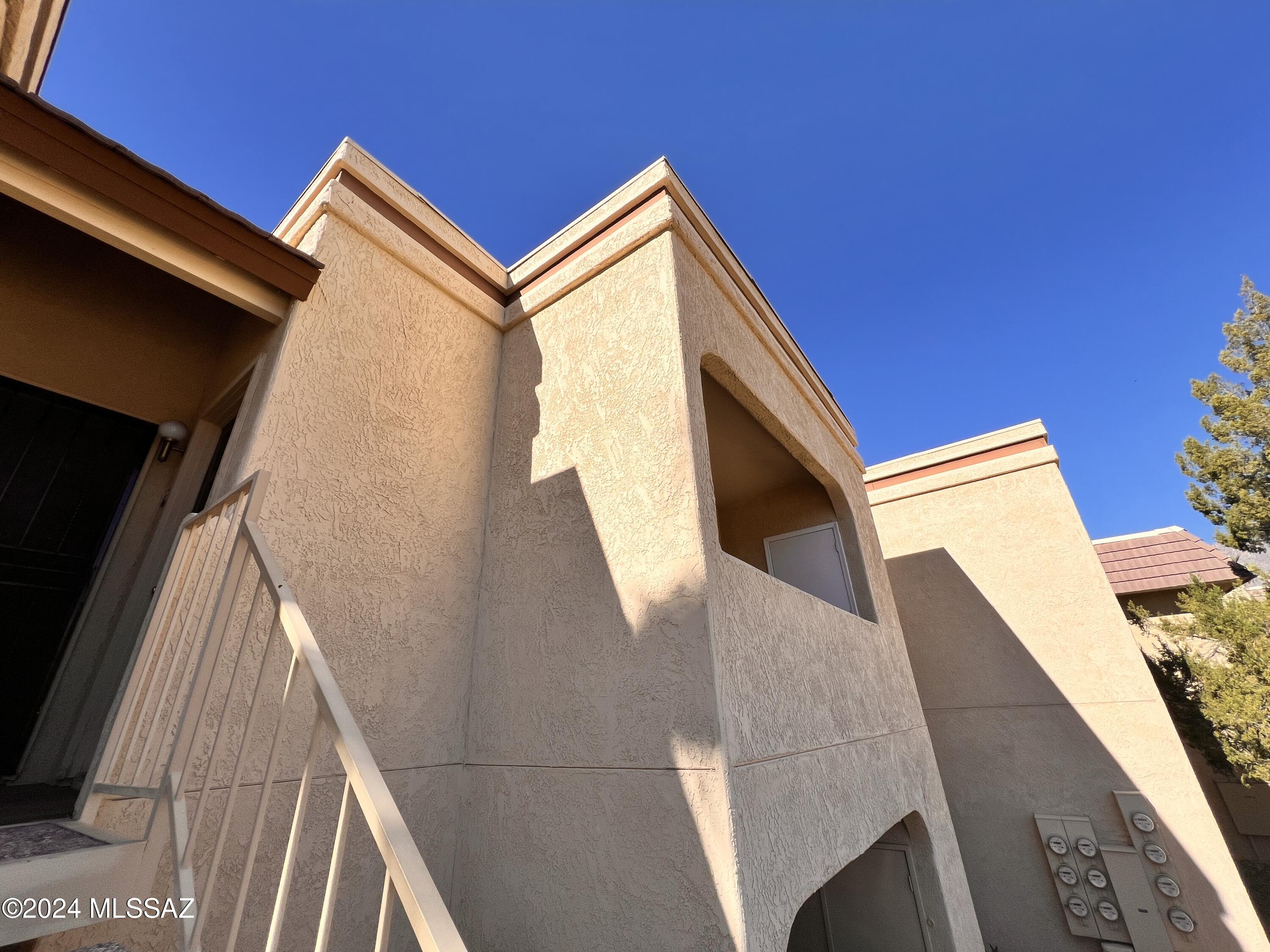 Located in Catalina Foothills, corner of Sunrise/Swan, this upstairs 1bdr/1ba condo is beautifully remodeled!
The kitchen features stainless steel appliances, granite counters, an electric cooktop oven, and a farmhouse sink!
Dining area w/drop down lighting. Spacious living room, covered patio w/mountain view and storage.
The bedroom offers walk-in closet and ceiling fan.
The bathroom has granite counters and tiled walk-in shower.
Community pool, water, sewer and trash included! Tenant occupied until 06/30/2026