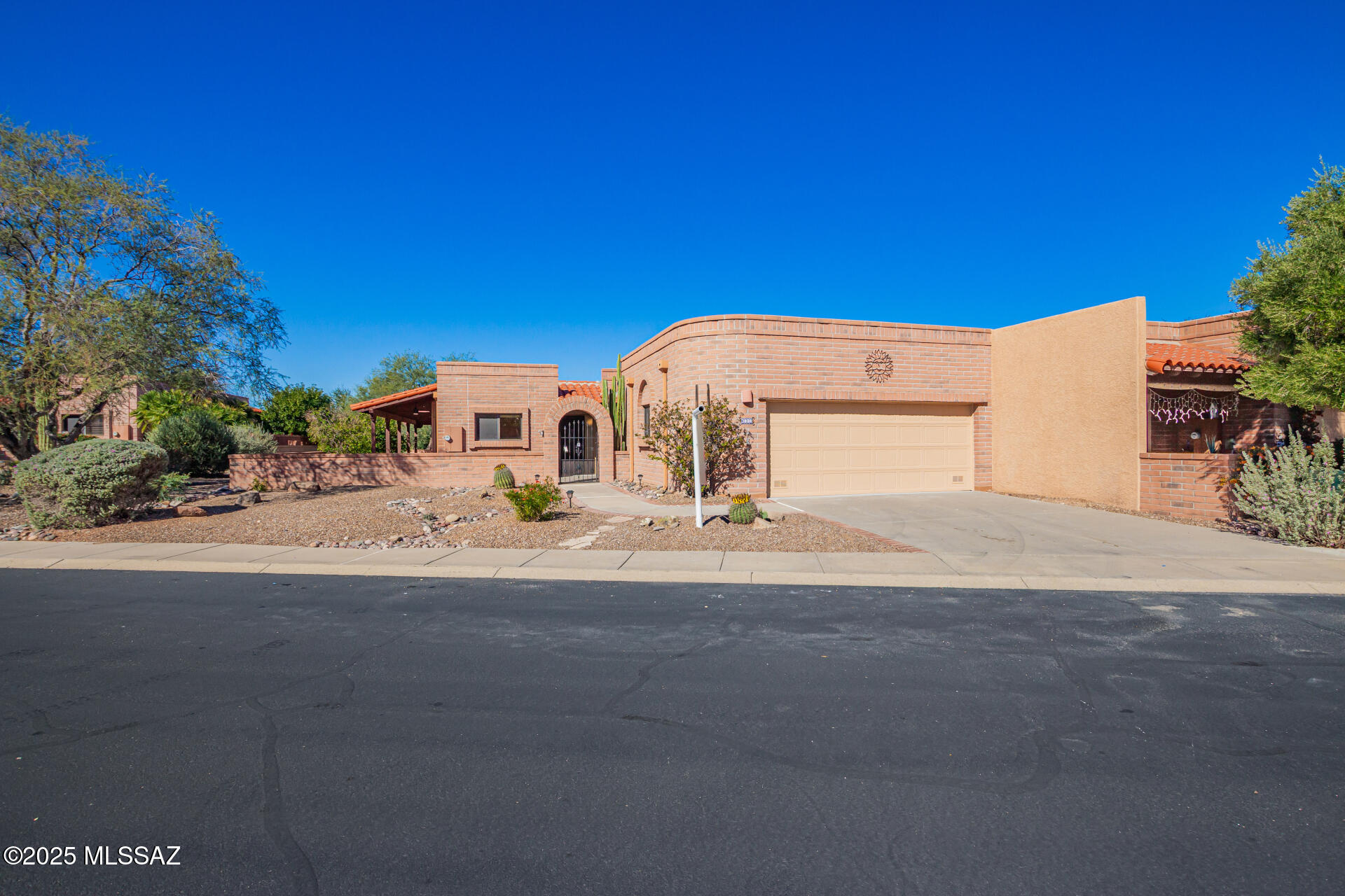 Now Available!  Move in ready townhome in Green Valley.