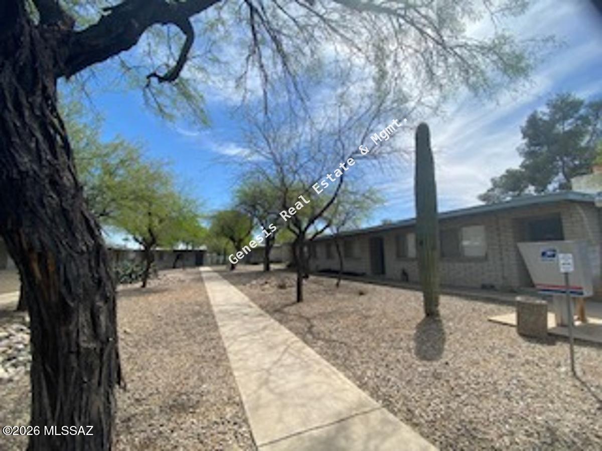 $500 off first full month rent 2 bed 1 bath w/yard
Move in ready 2 bed 1 bath unit with yard. New easy care tile throughout, New Ceiling fans in the bedrooms, Freshly painted. New Blinds, private yard. Water Trash and Sewer included in the rent
Laundry room on site.