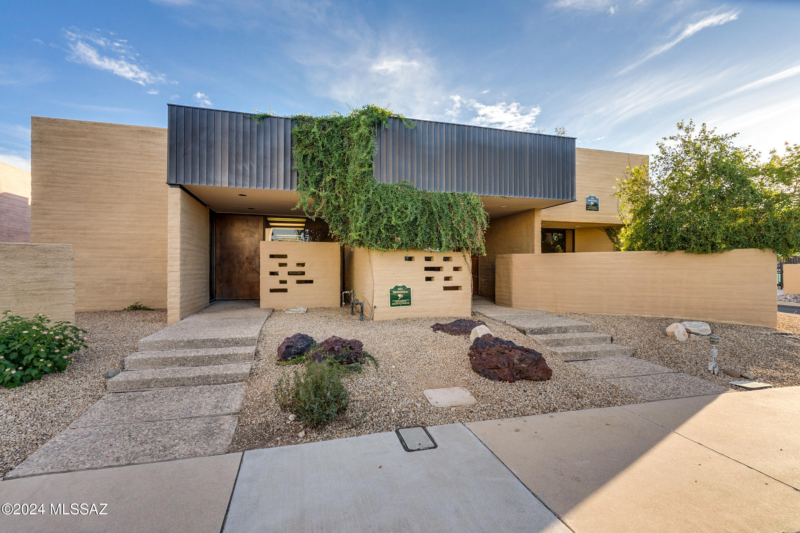 Spacious 2,975sqft of office space with a GREAT location. Off of the South East Corner of Broadway and Wilmot.
Parcel #134-023-4160 for Parking lot is included in the sale.