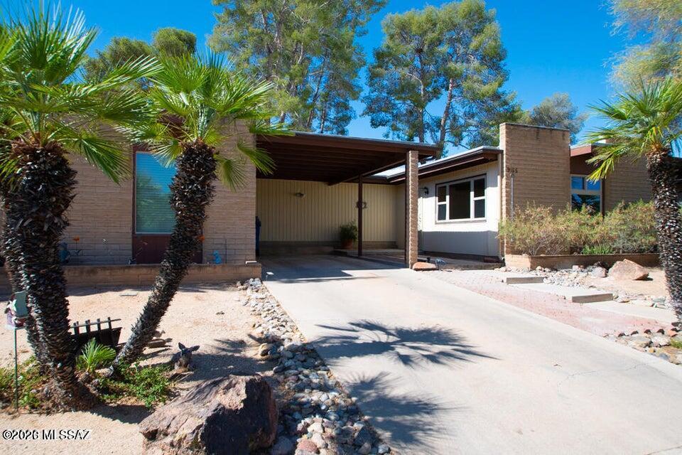 Fantastic 2 bed 2 bath townhome on the eastside. Ac, community pool and close to schools, restaurants and shopping.  Large open floorplan, call today.