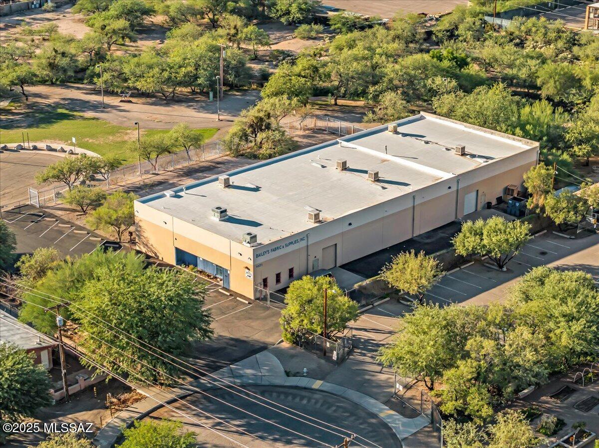 Perfect for Gem Show! Unlock the potential of this versatile commercial warehouse property, ideally suited for a wide range of business operations. Whether you're looking for a space to expand your company, launch a new venture, or secure a solid investment, this property offers both functionality and flexibility in an excellent location. Featuring a spacious warehouse floor plan with high ceilings and ample power, the property is designed to accommodate manufacturing, storage, distribution, or specialized trades. Multiple access points and tall doors provide easy loading and unloading, while the large lot allows for generous parking and truck maneuverability. The site offers excellent accessibility to major roadways, making it convenient for suppliers, customers, and employees alike. Room to grow on west side of building. Also has a beautiful mural on building.  Park next door. 
Currently being utilized as a fabric supply warehouse, but the potential is unlimited.