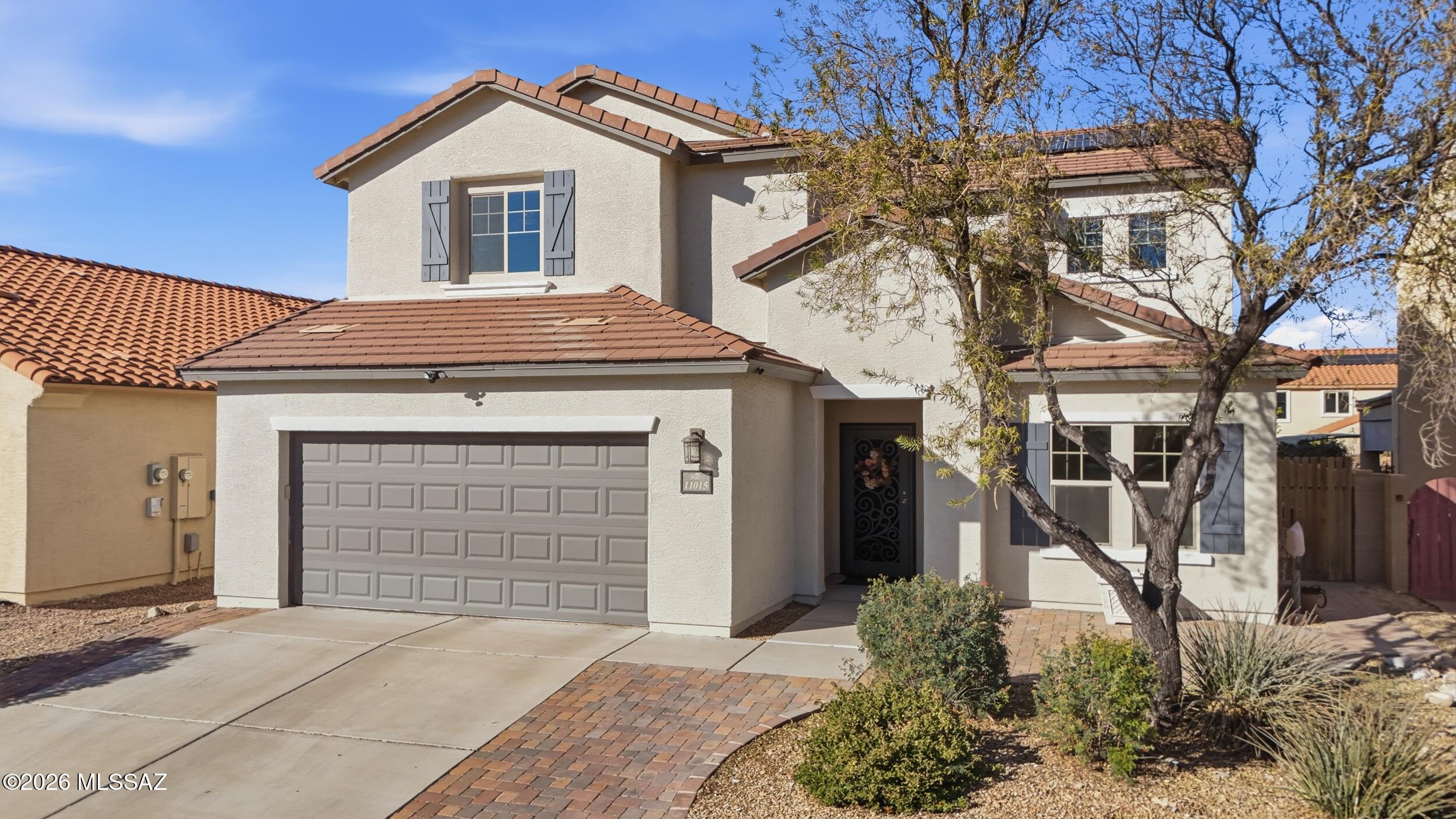 This house in a house is what you buy when you have more family members than you know what to do with!
4 bedrooms and a den and small loft, 3.5 bathrooms, 2 kitchens, 3-car garage, recently renovate, big lot with views. Come. See. Stay! FHA buyers are welcome!