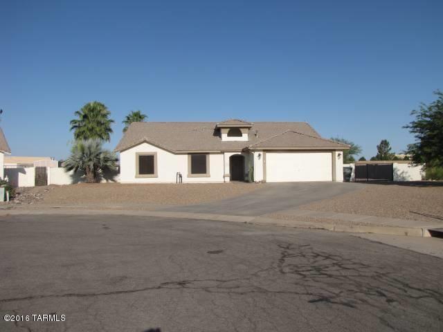 Great 4 bedroom home on huge premium cul-de-sac lot.  Open kitchen overlooking family room.   Vaulted ceilings w/fans, Master suite with large walk -in closet.  Gas fireplace in living room, formal dining room, large covered patio(12'x25') overlooking backyard.  Pool(40'x22')   All appliances stay.