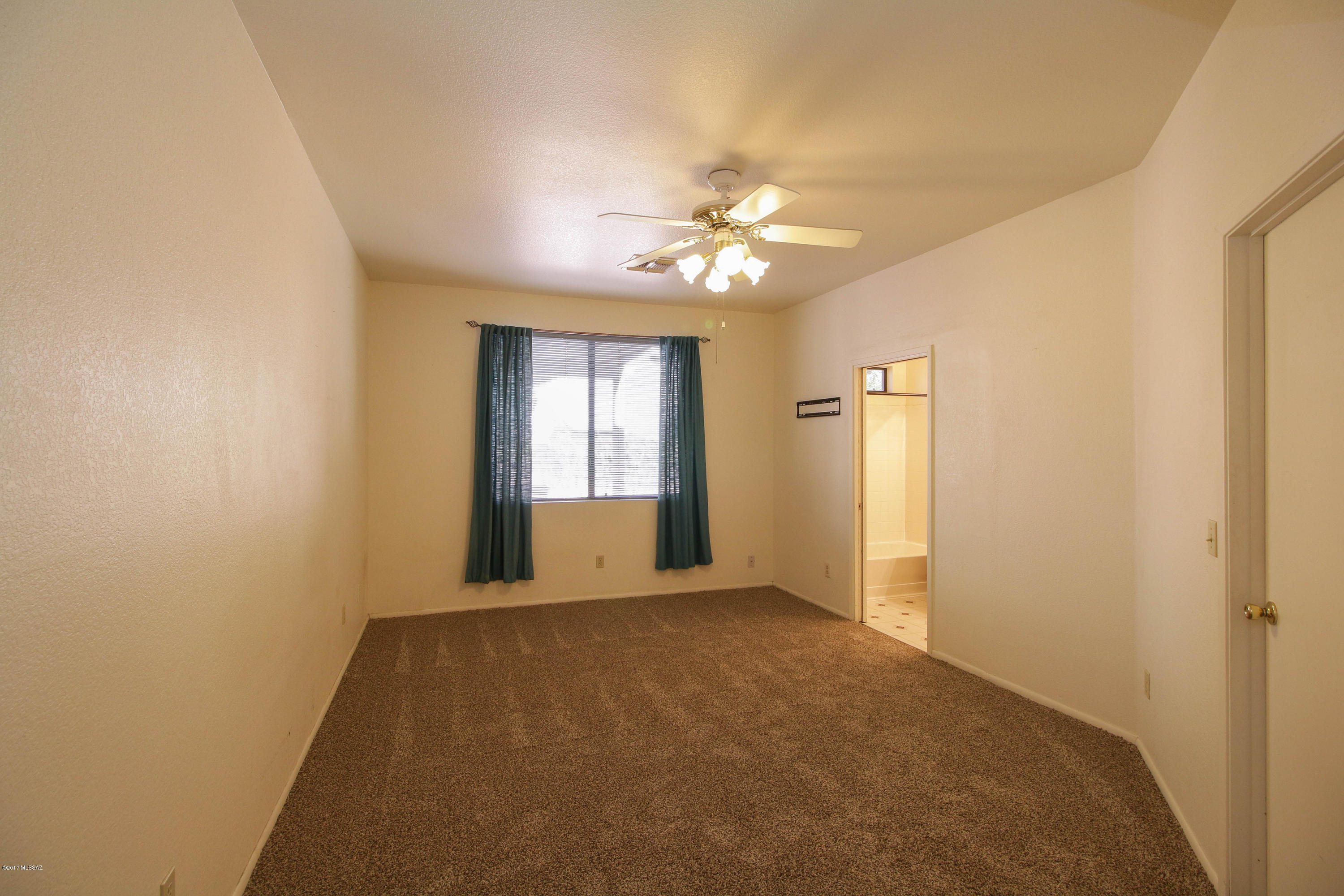 Hacienda Del Oro (1-879) - Residential Lease
