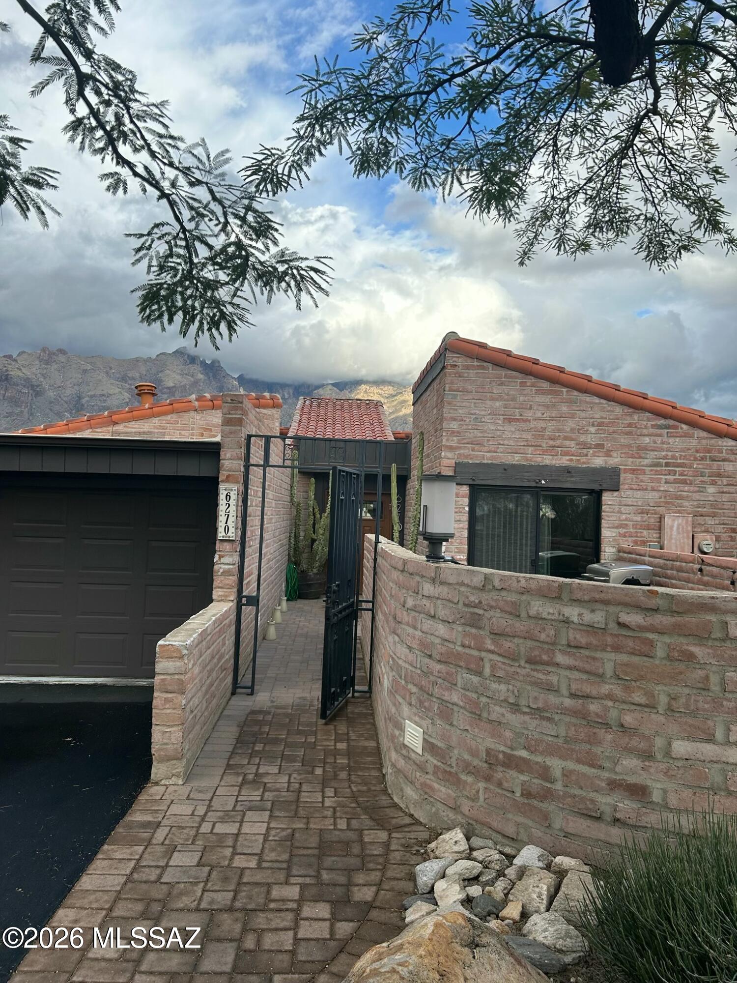 Las Cumbres (1-16) - Residential Lease
