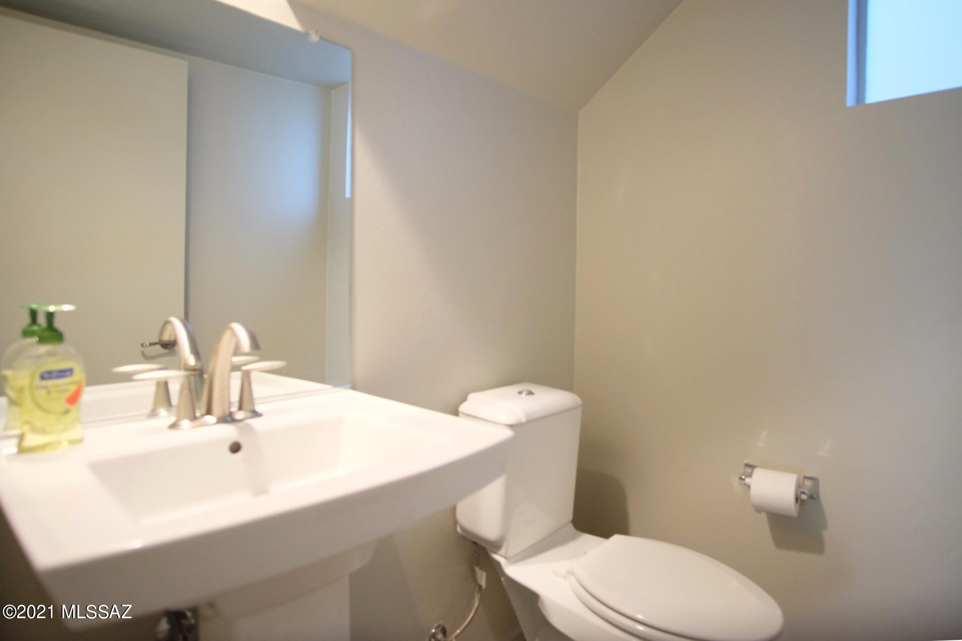 Park Modern SQ20171350679 - Residential Lease
