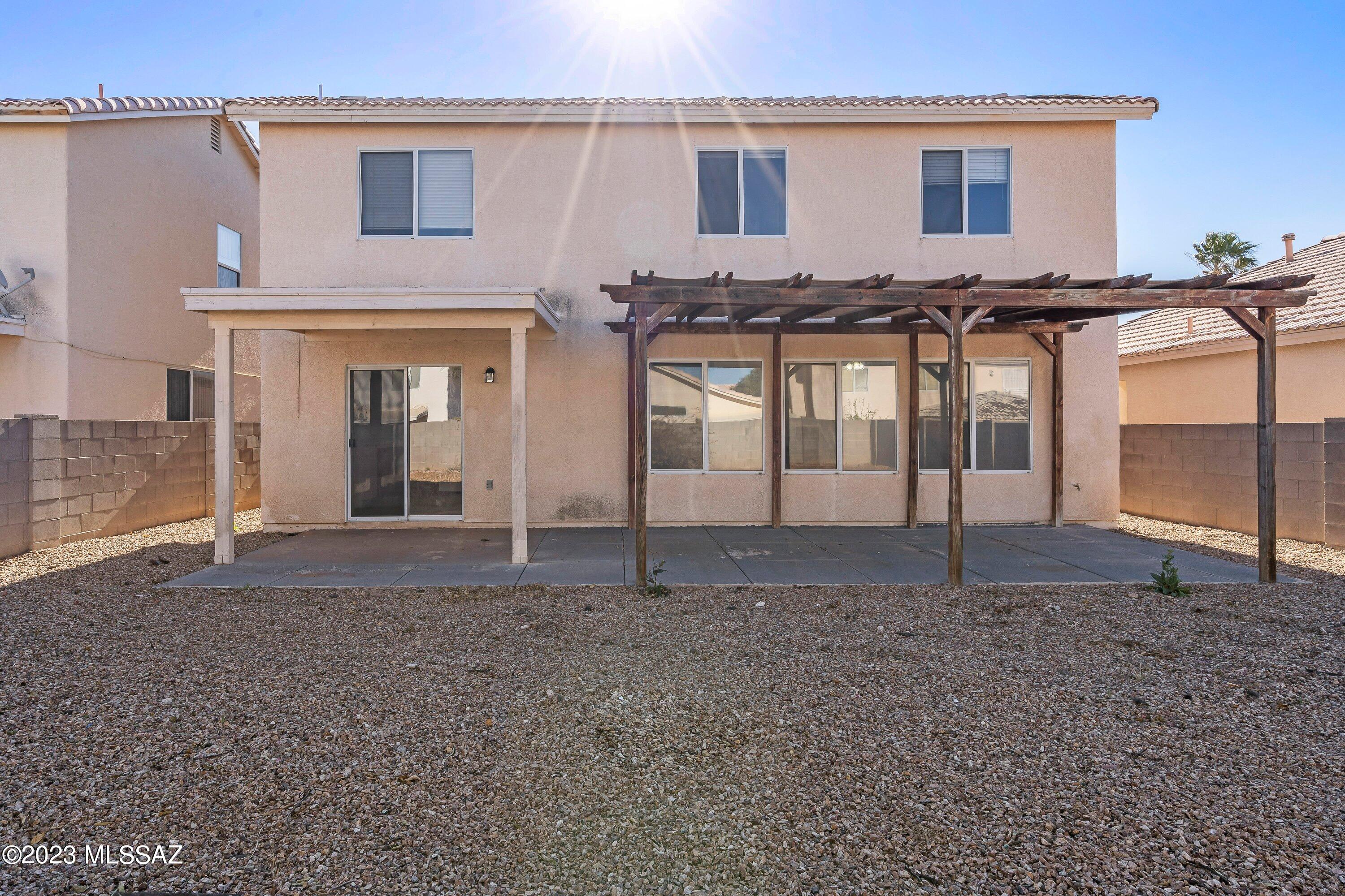 Hacienda Del Oro (1-879) - Residential Lease